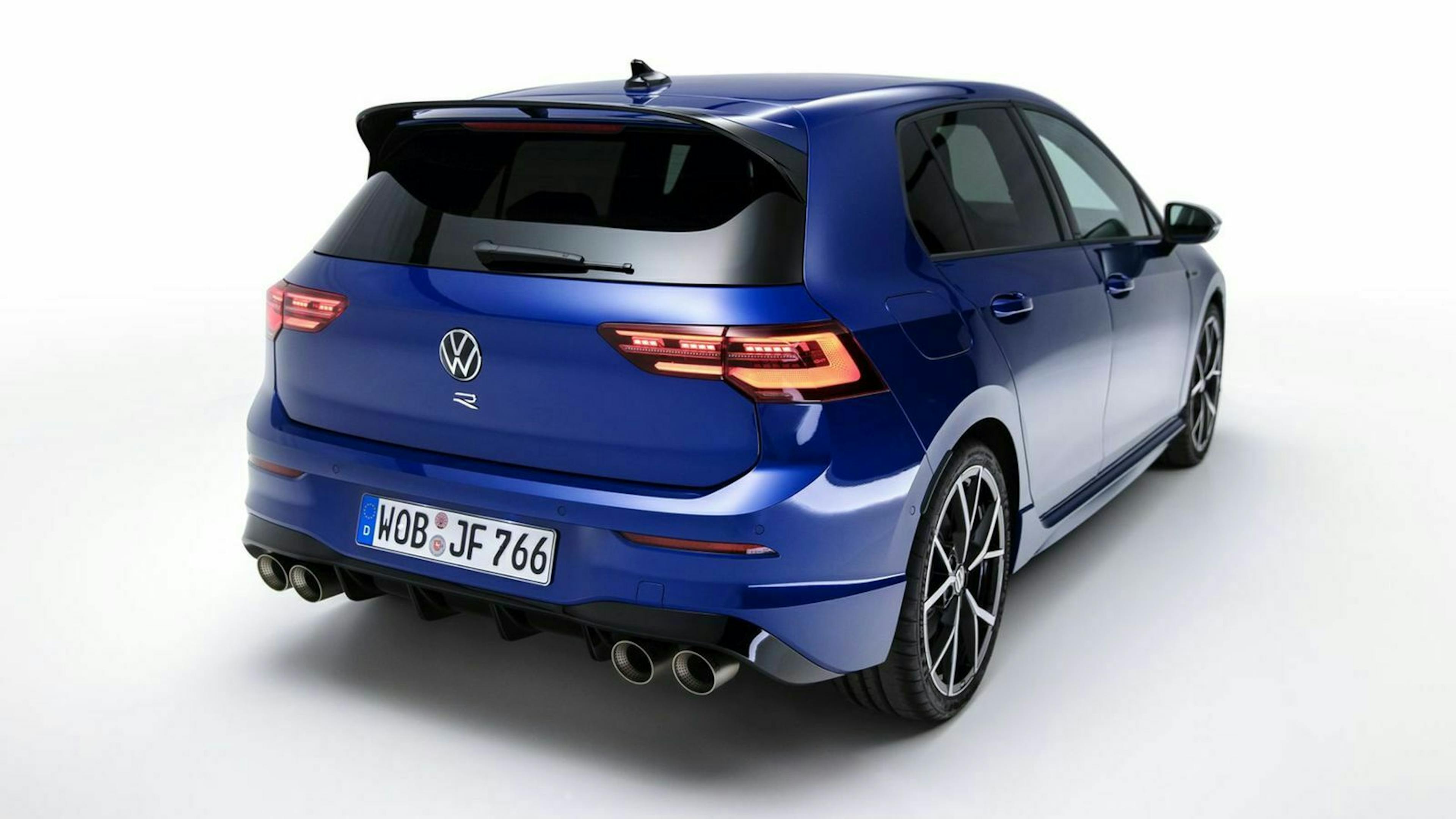 Zu sehen ist der VW Golf 8 R von hinten