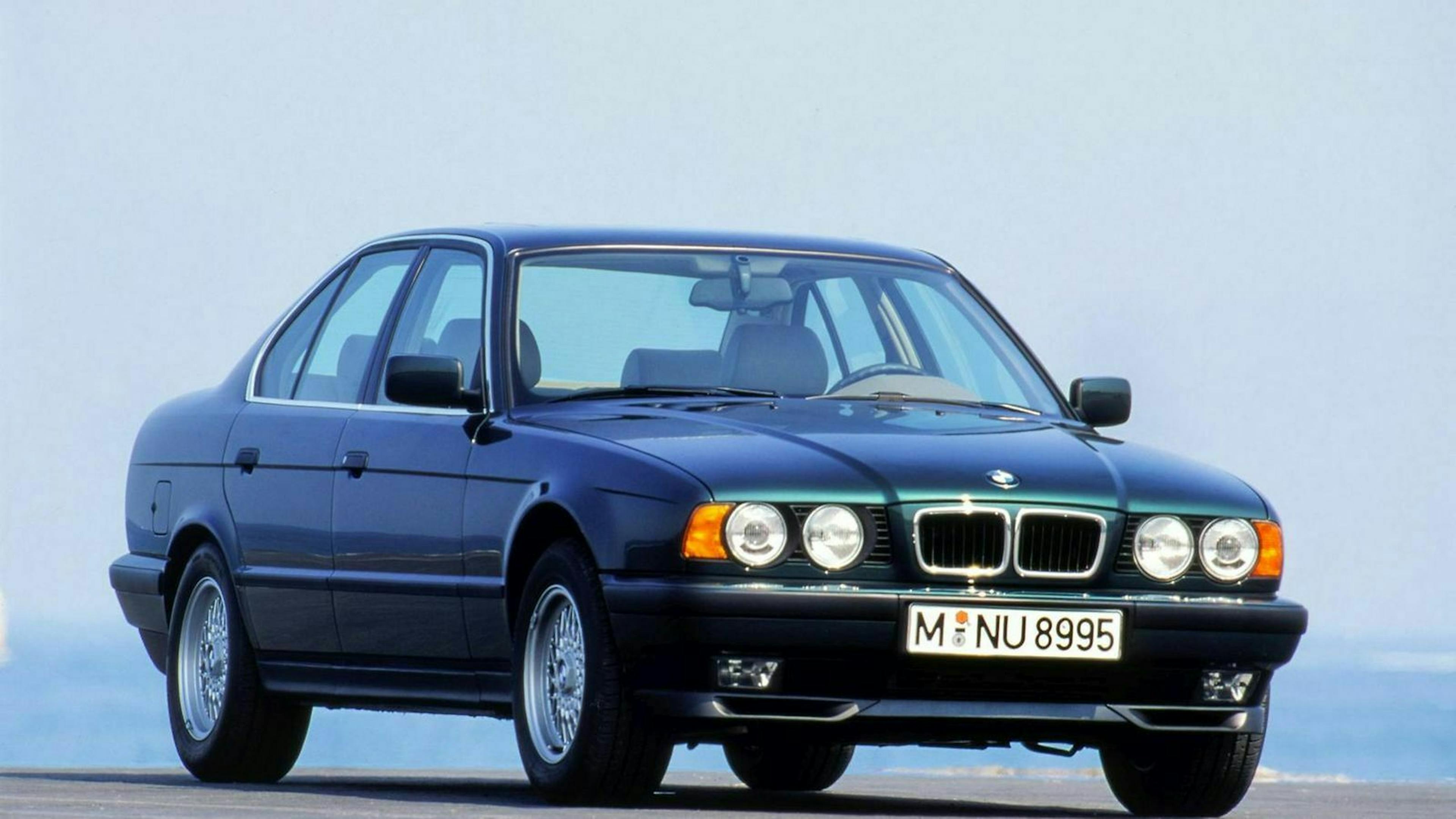 Zu sehen ist der BMW E34 als Fünftürer