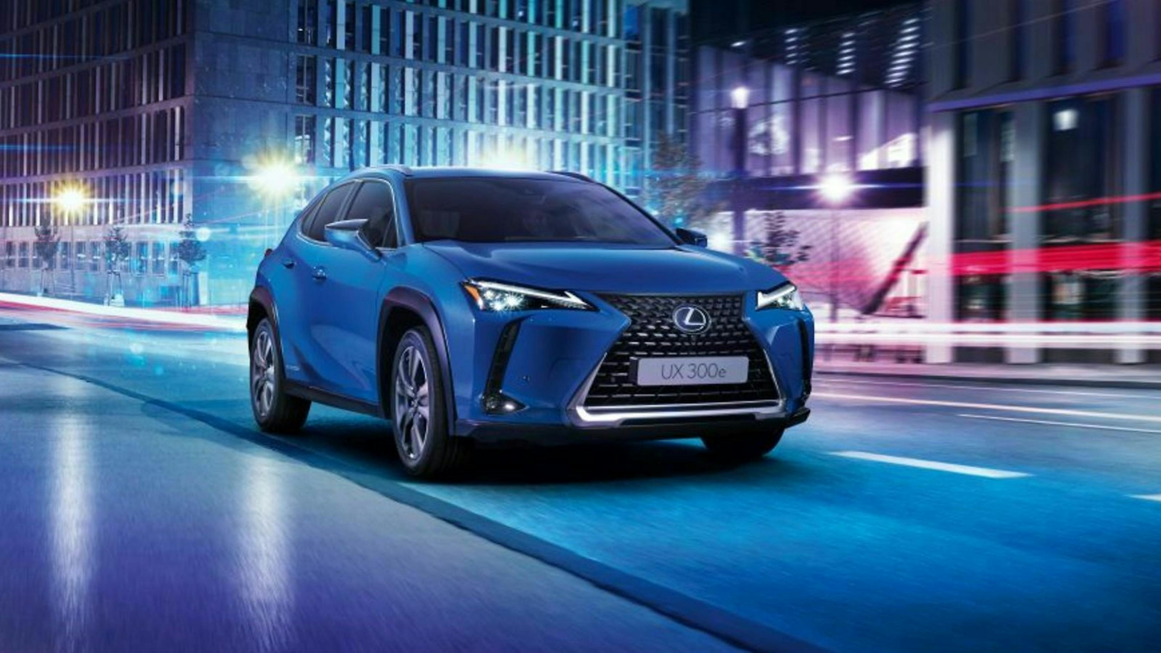 Lexus UX 300e in der Frontansicht, fahrend