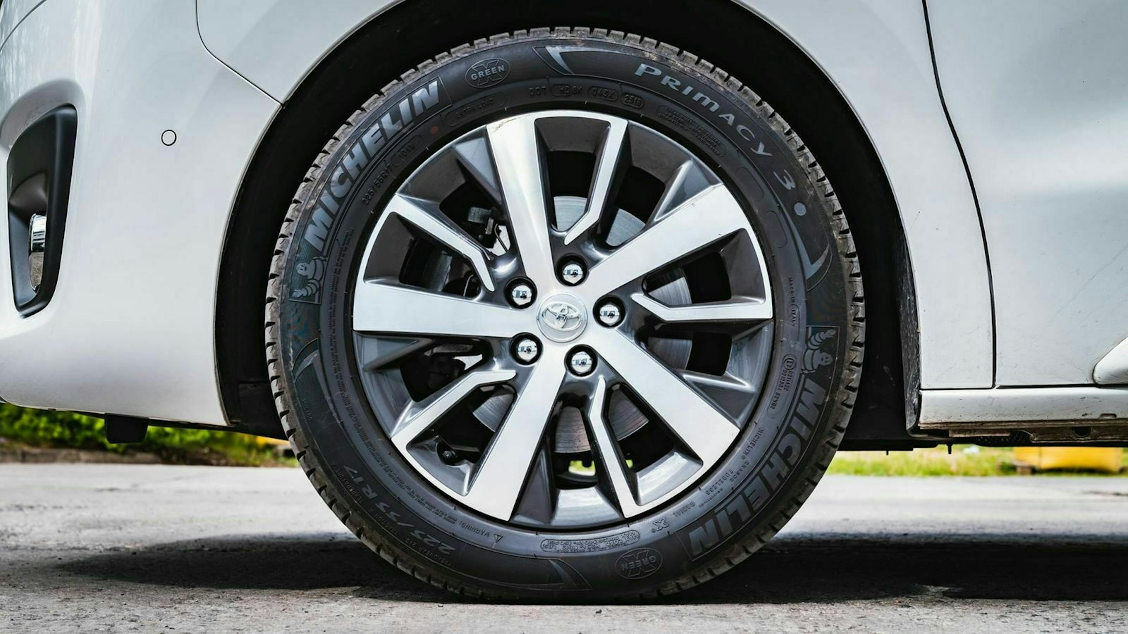 Zu sehen ist ein Rad des Toyota ProAce Verso