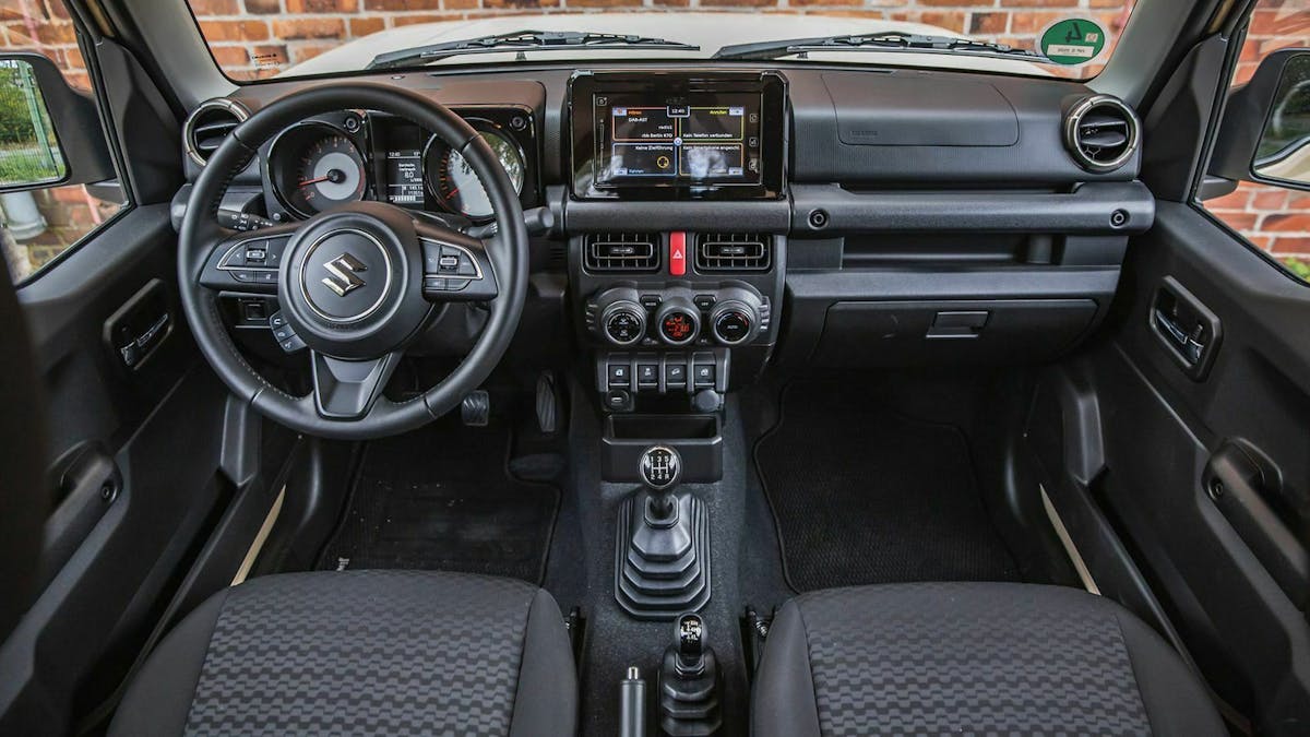 Das sieben Zoll große Display des Infotainmentsystems wirkt im Jimny etwas aufgesetzt