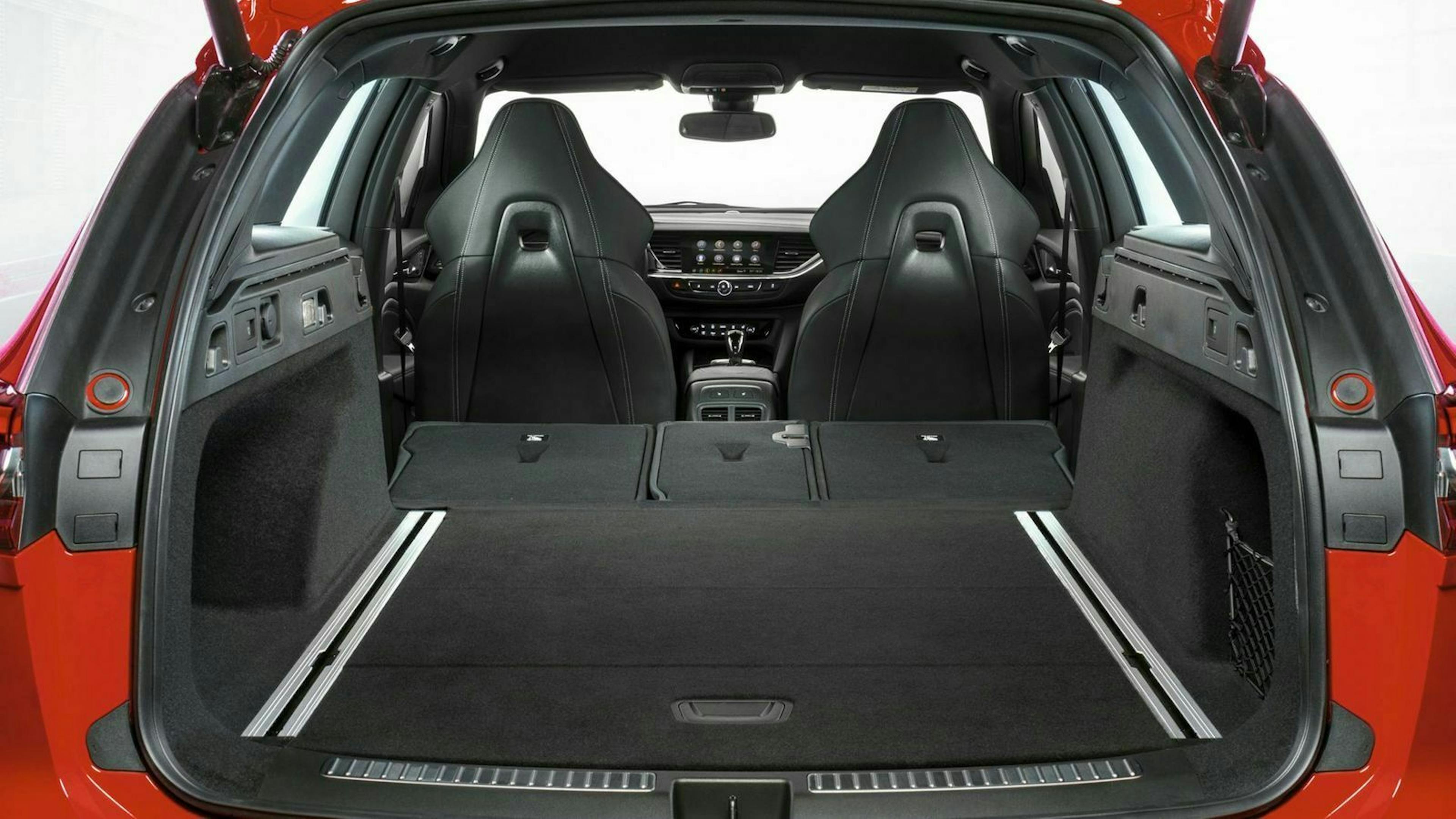 Zu sehen ist der Kofferraum des Opel Insignia Sports Tourer