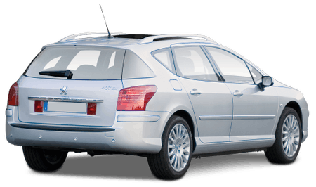 Silberner Kombi von hinten, mit Dachreling und Antenne auf dem Dach. Europäisches Kennzeichen, glatte Karosserie.