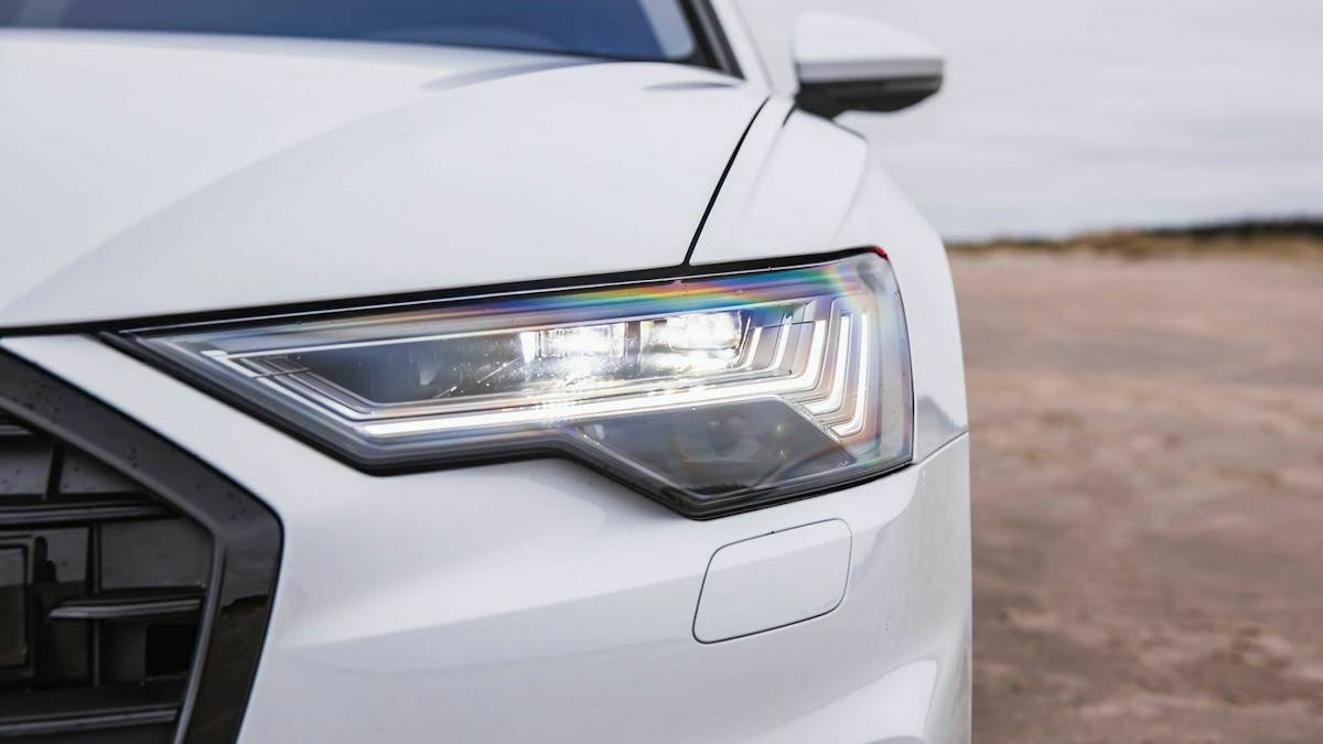 Die LED-Matrix-Scheinwerfer leuchten hell und blenden den Gegenverkehr nicht. Eine gute Investition in den A6
