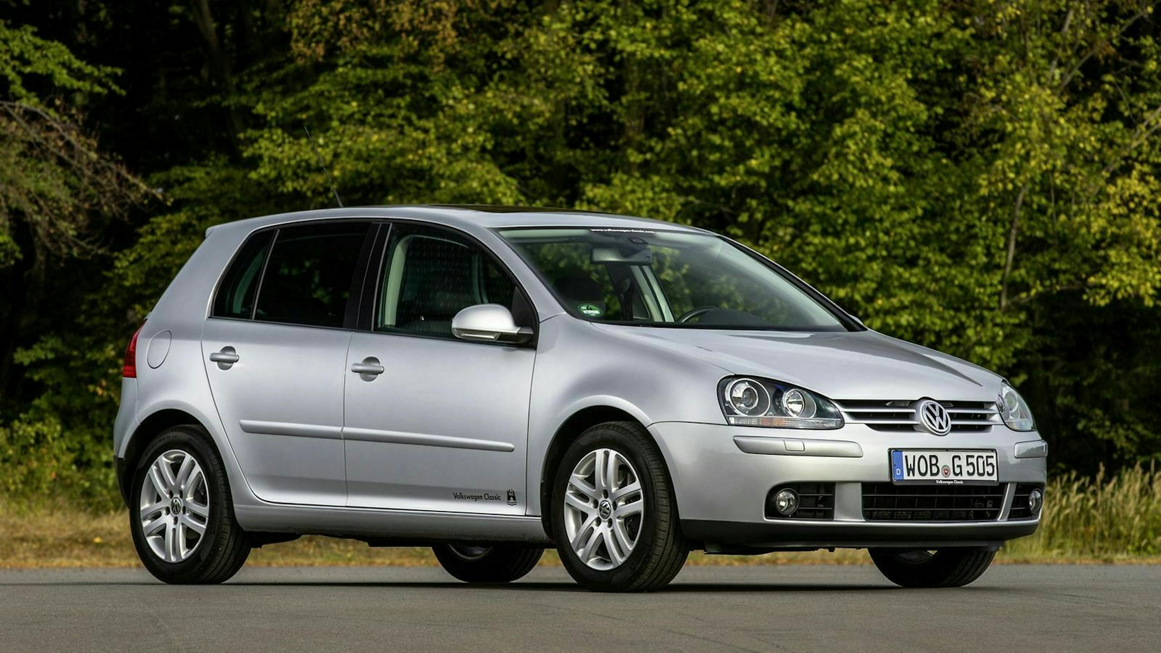 VW Golf 5 in der Seitenansicht, stehend