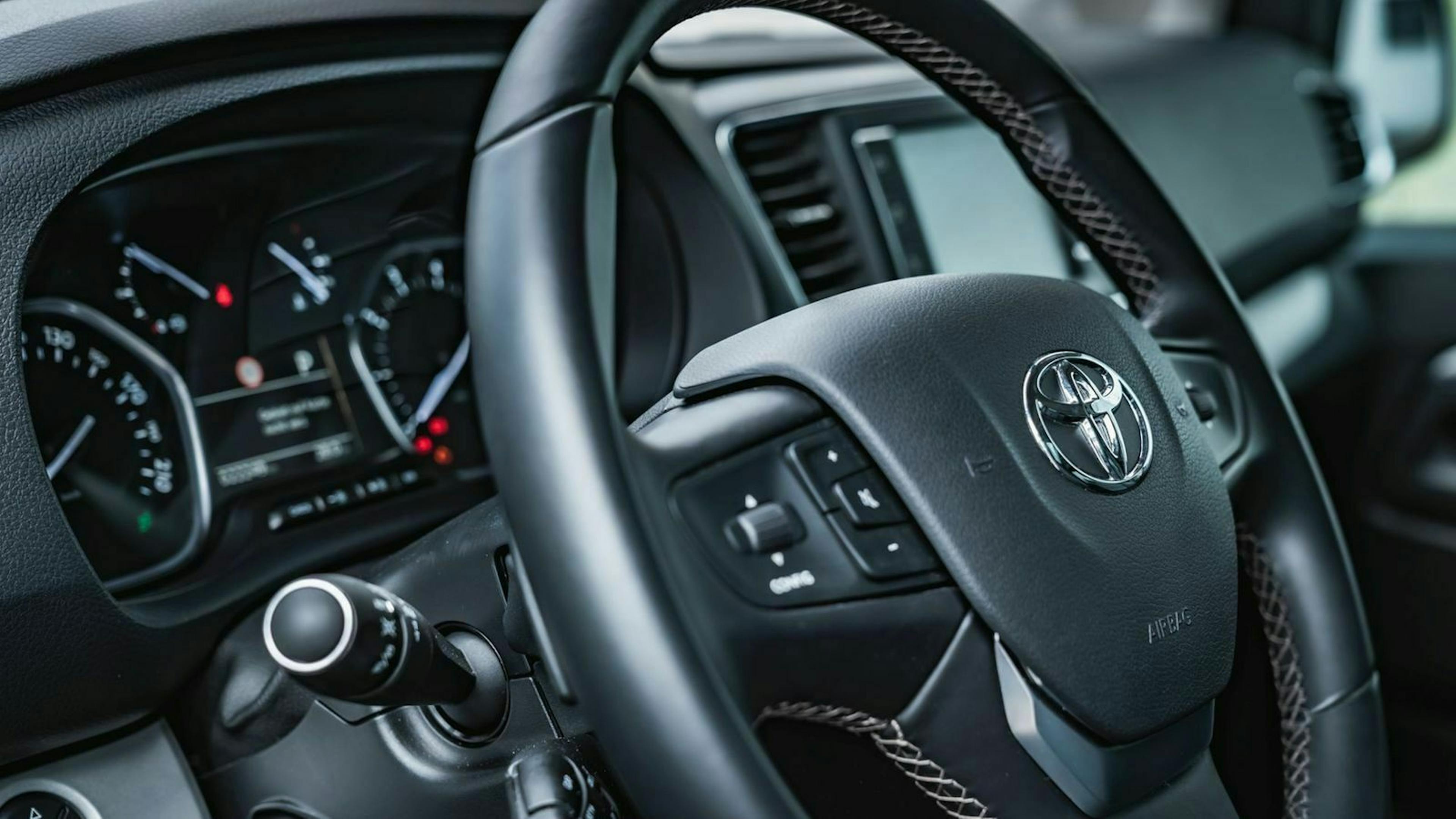 Zu sehen ist das Lenkrad des Toyota ProAce Verso