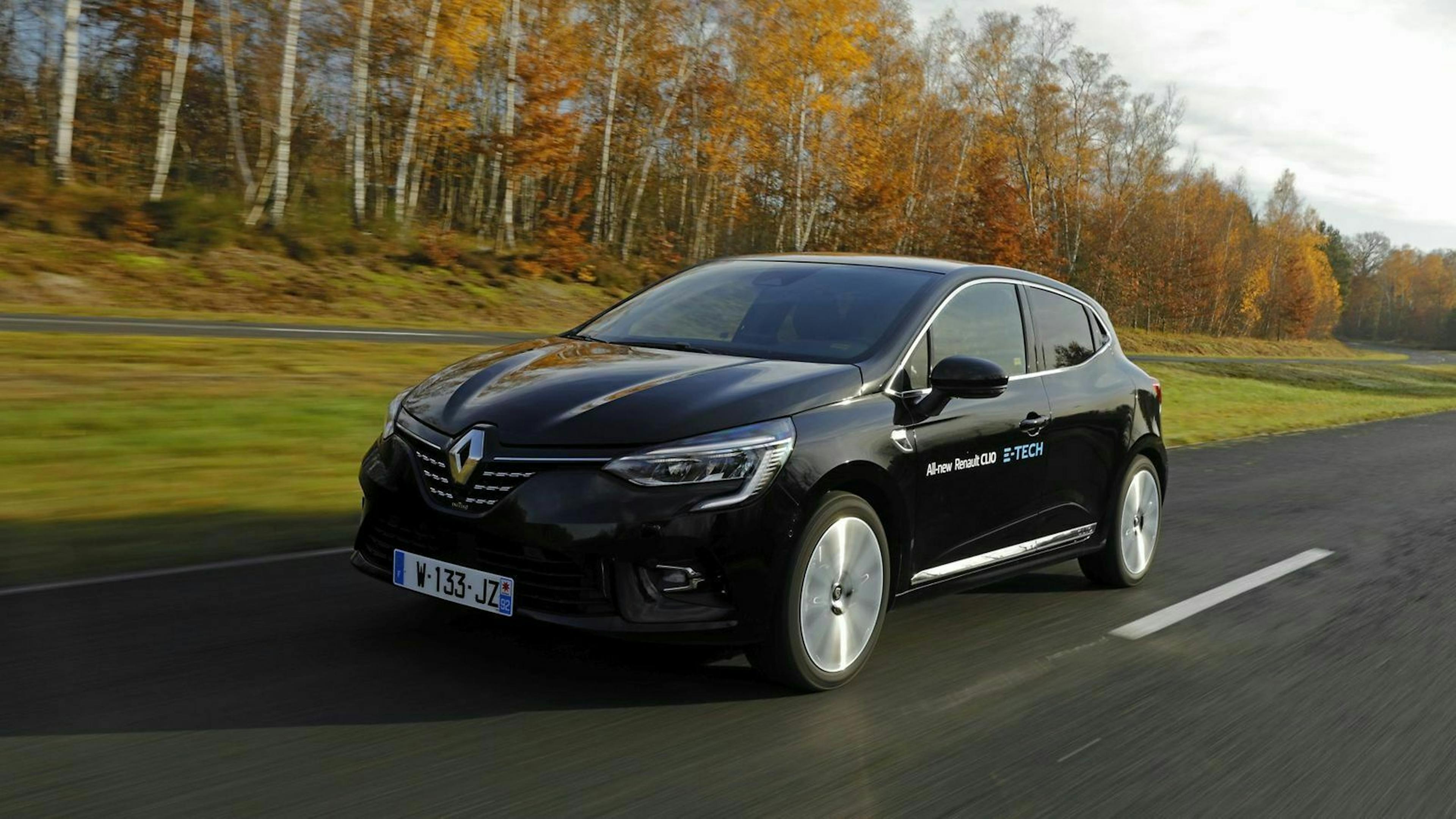 Zu sehen ist der Renault Clio e-Tech Hybrid, fahrend