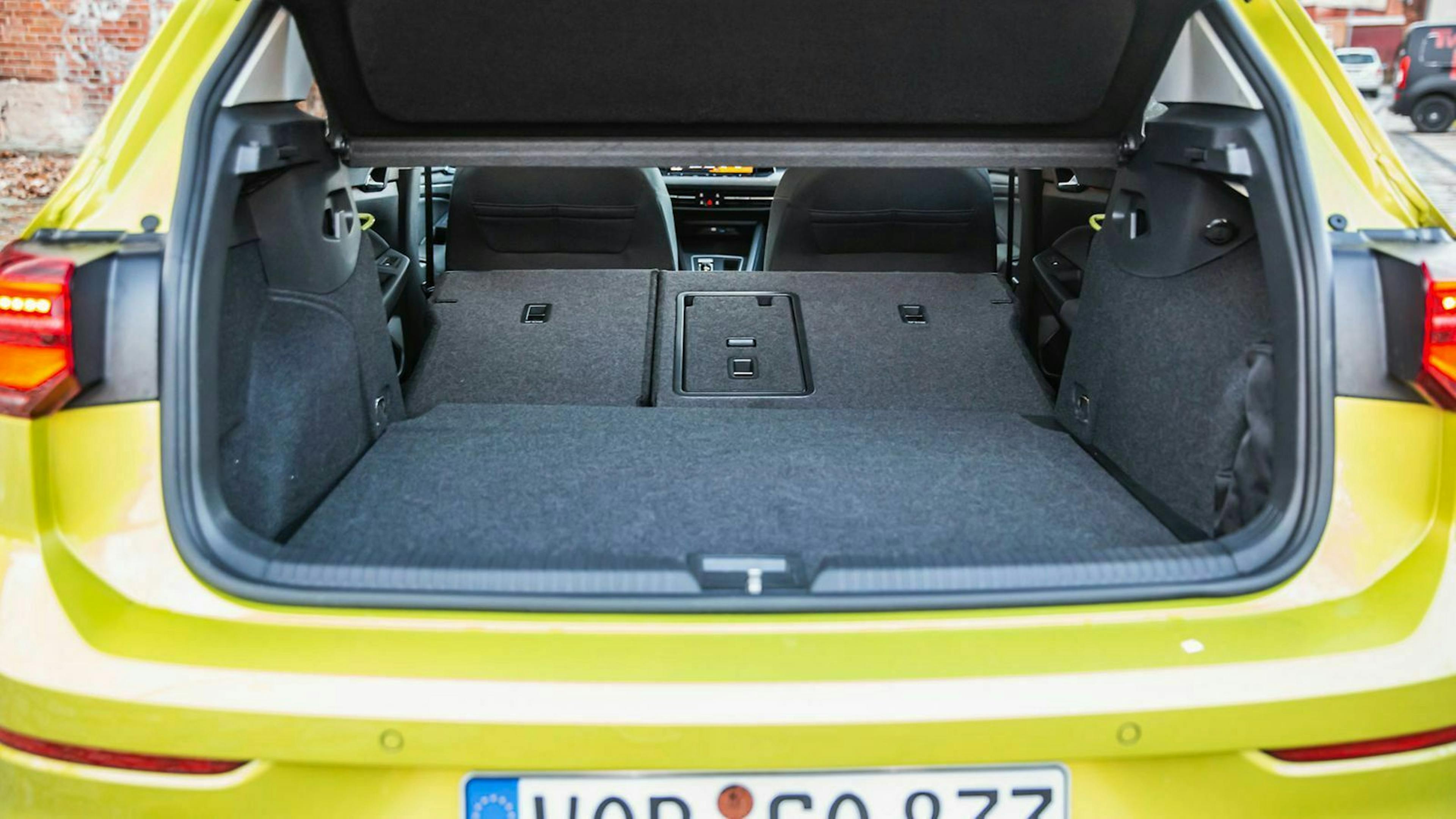 VW Golf 8 Blick in den Koffrraum bei herunter geklappter Rückbank