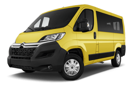 Gelber Citroën-Transporter, Seitenansicht von vorne, parkend auf weißem Hintergrund. Der Van hat schwarze Akzente und Fenster.
