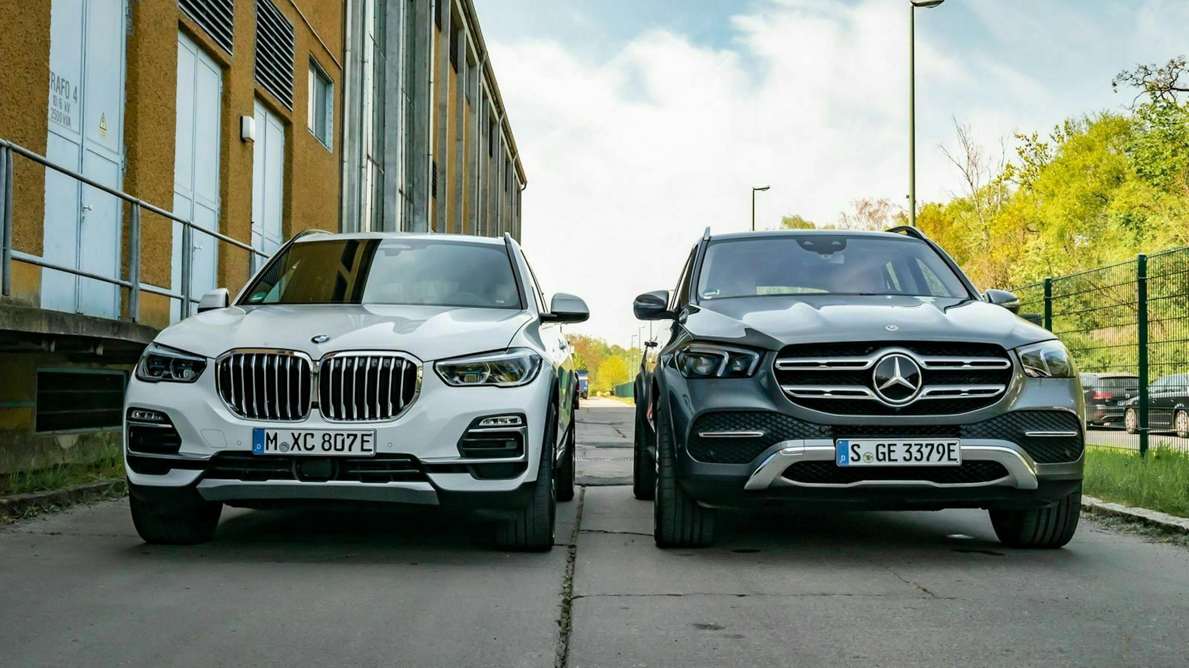 Zu sehen sind der BMW X5 (links) und der Mercedes GLE (rechts) von vorne