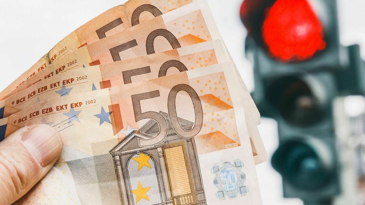 Im Fall eines Rotlichtverstoßes droht ein hohes Bußgeld.