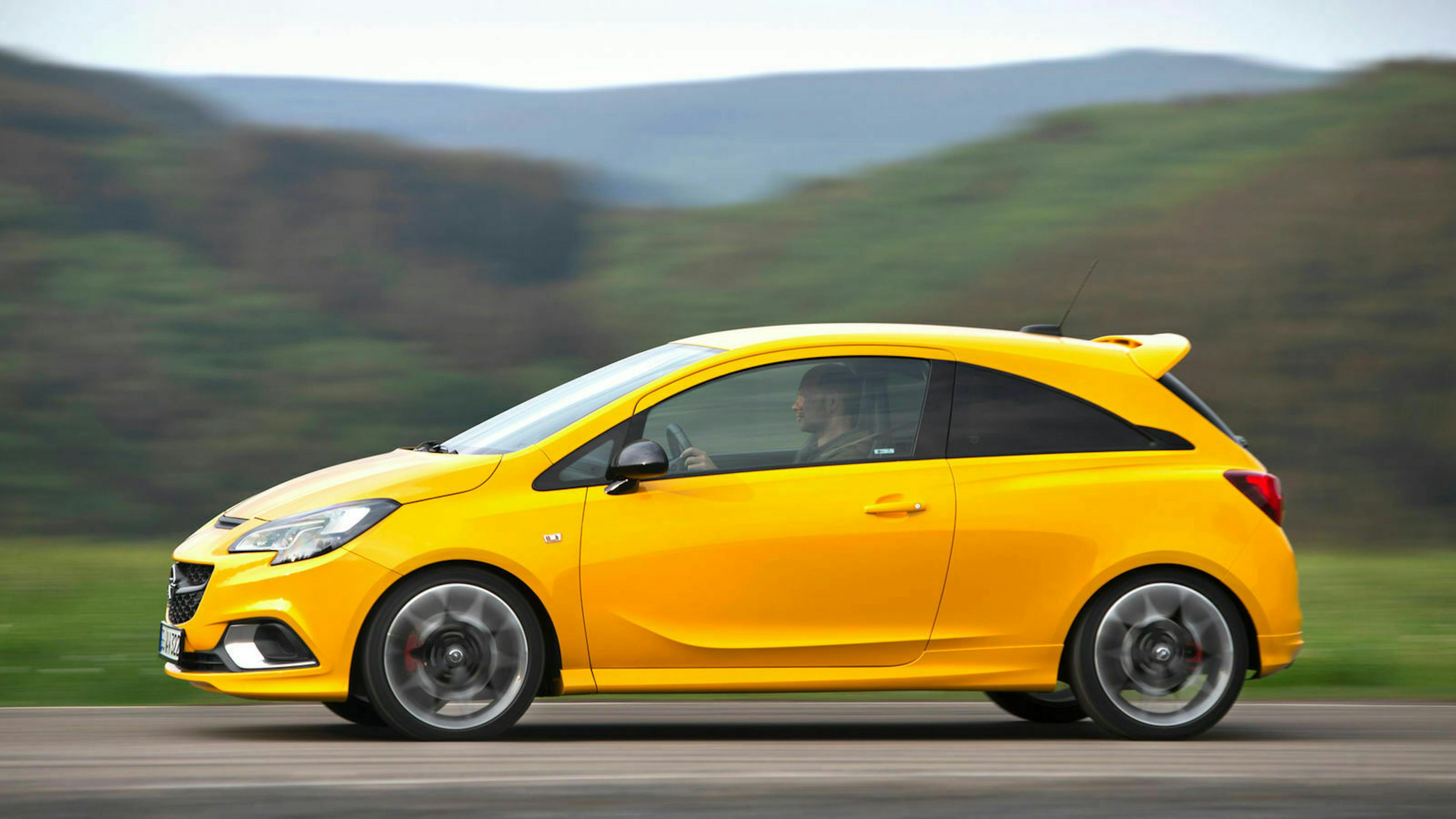 Zu sehen ist der Opel Corsa E GSI in seitlicher Position