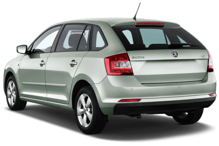 Hellgrüner Škoda Rapid Spaceback von hinten, geparkt, mit markantem Heckdesign und Rückleuchten, aufgenommen vor einem transparenten Hintergrund.