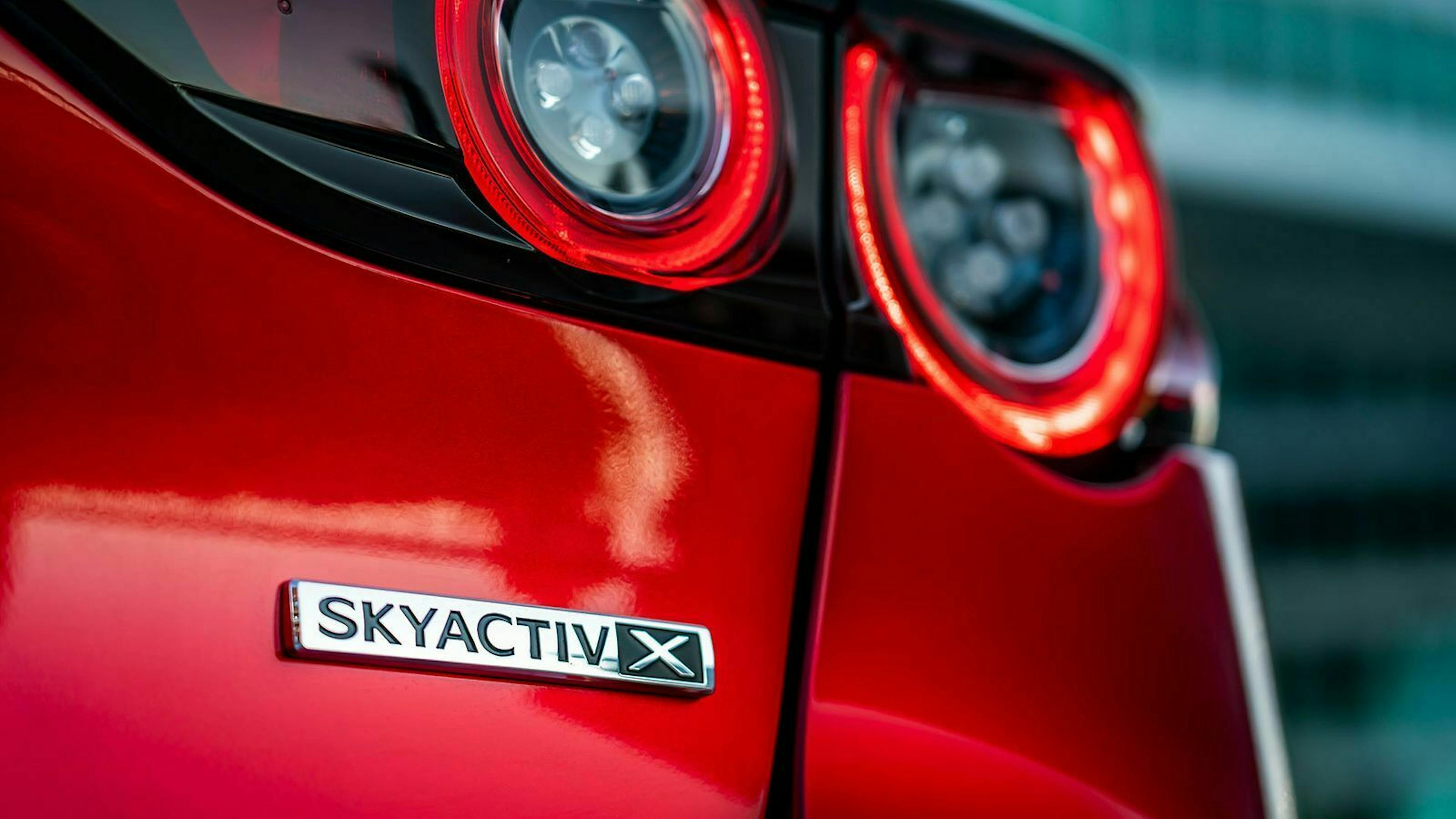 Mazda beschreibt das Prinzip des neuen Motors als Mischung als Benziner und Diesel