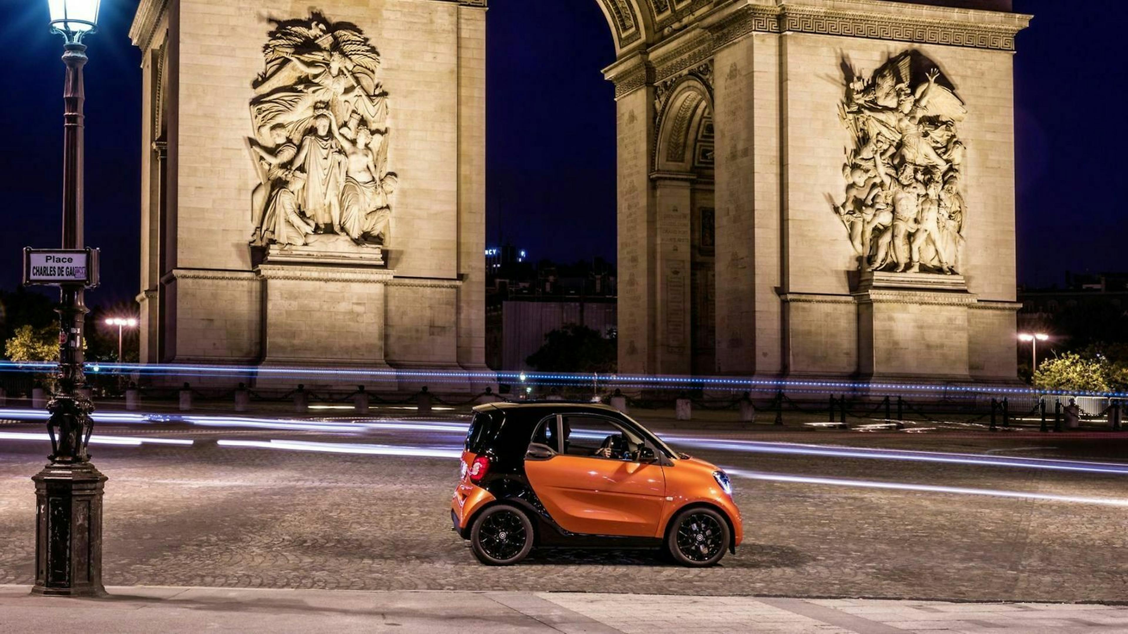 Smart Fortwo in der Seitenansicht, stehend in Rom
