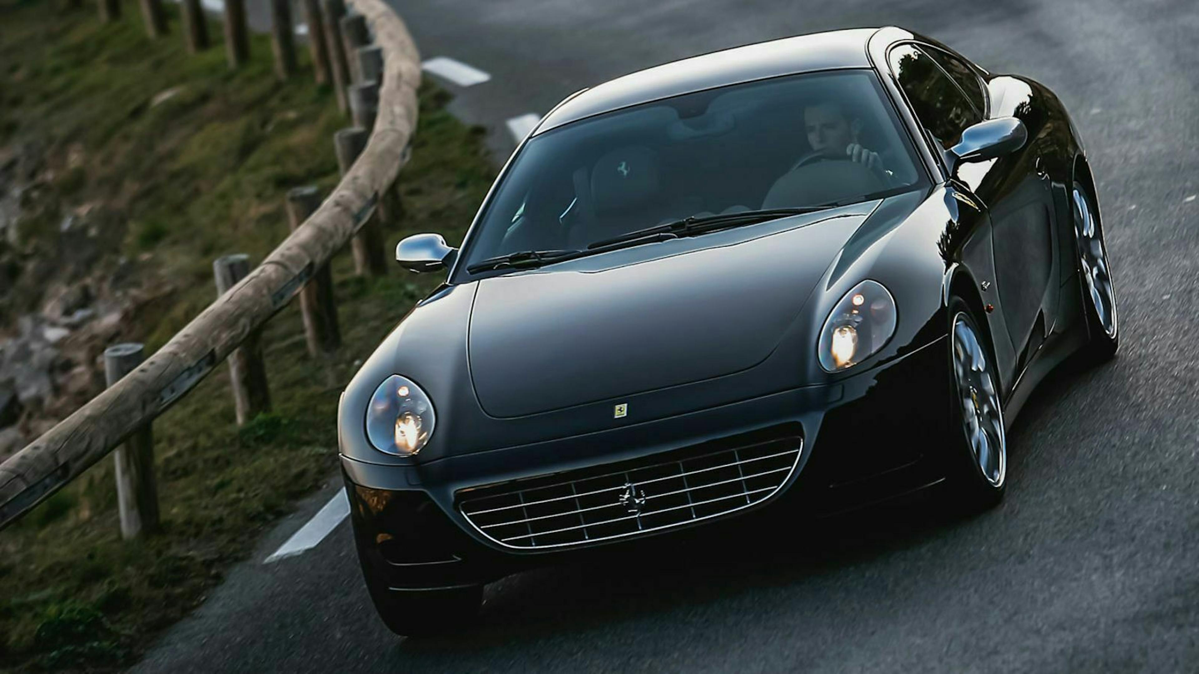 Ferrari 612 Scagletti in der Frontansicht, fahrend