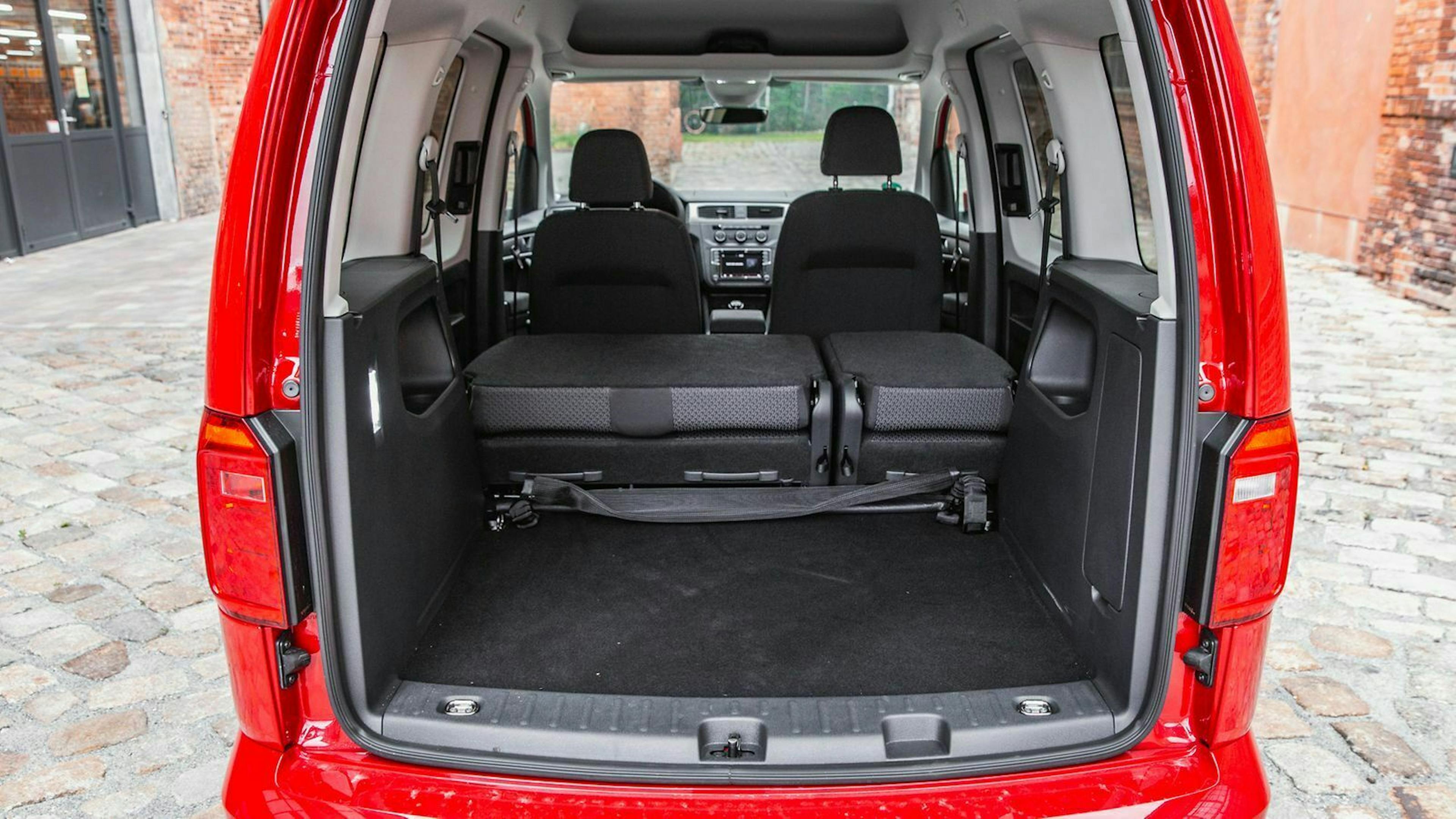 Die Rückbank des VW Caddy lässt sich umklappen, wirklich nutzbar wird der große Laderaum jedoch erst nach dem Ausbau