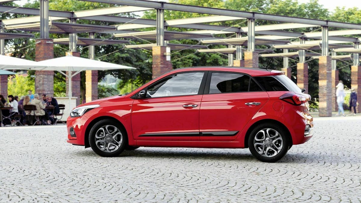 Hyundai i20 in der Seitenansicht, auf einem Marktplatz stehend