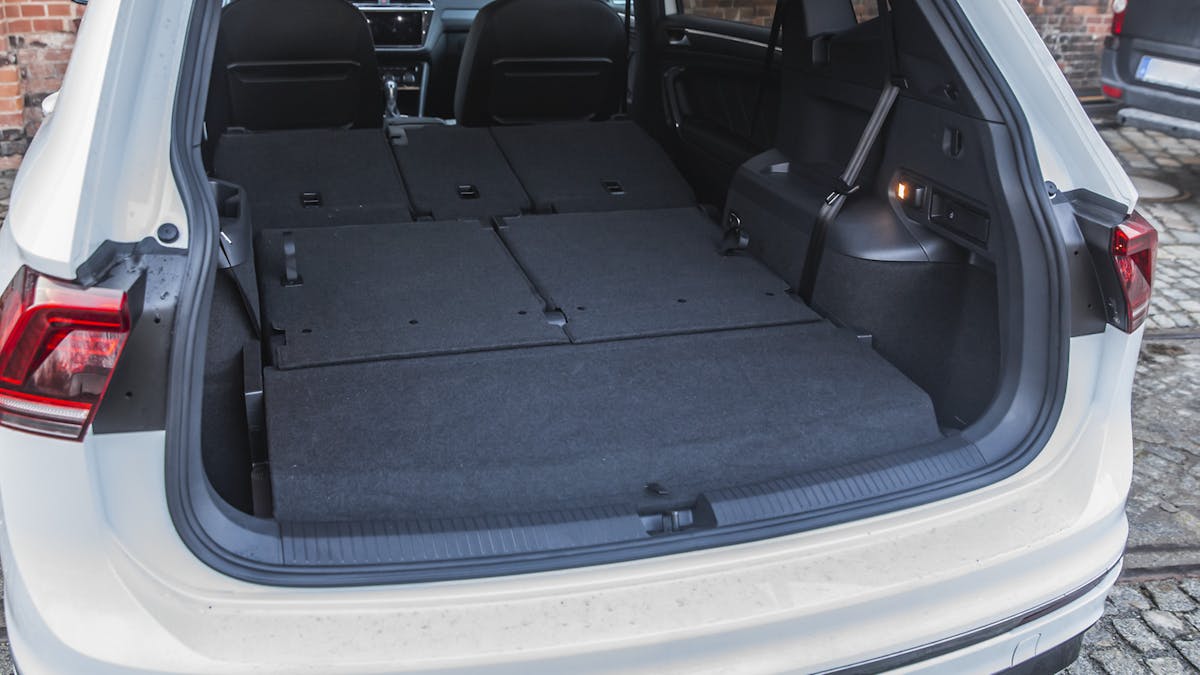 Blick in den Kofferraum des VW Tiguan Allspace mit umgeklappter zweiter und dritter Sitzreihe