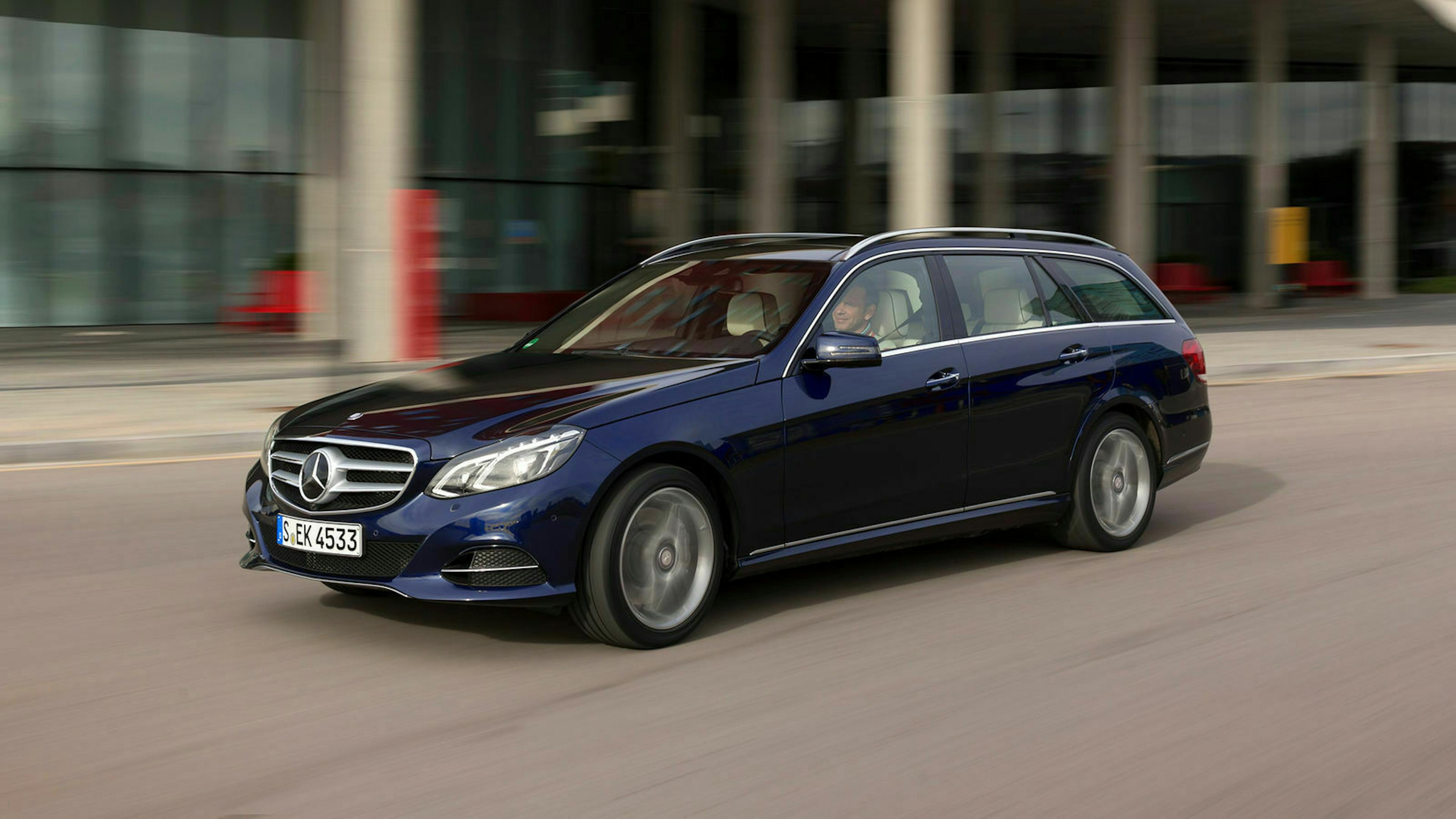 Zu sehen ist die Mercedes E-Klasse S 212, fahrend