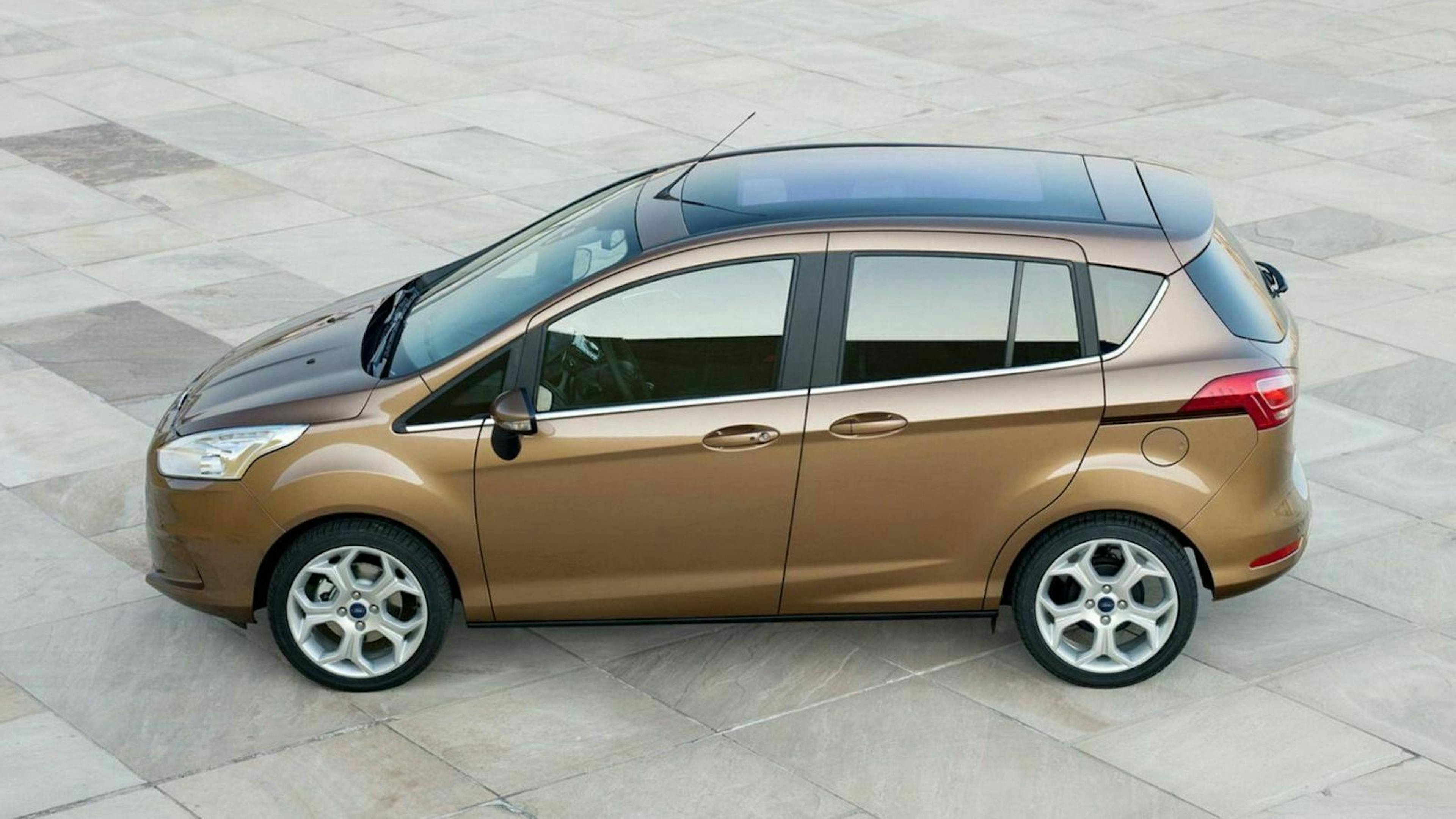 Zu sehen ist der Ford B-Max in seitlicher Position