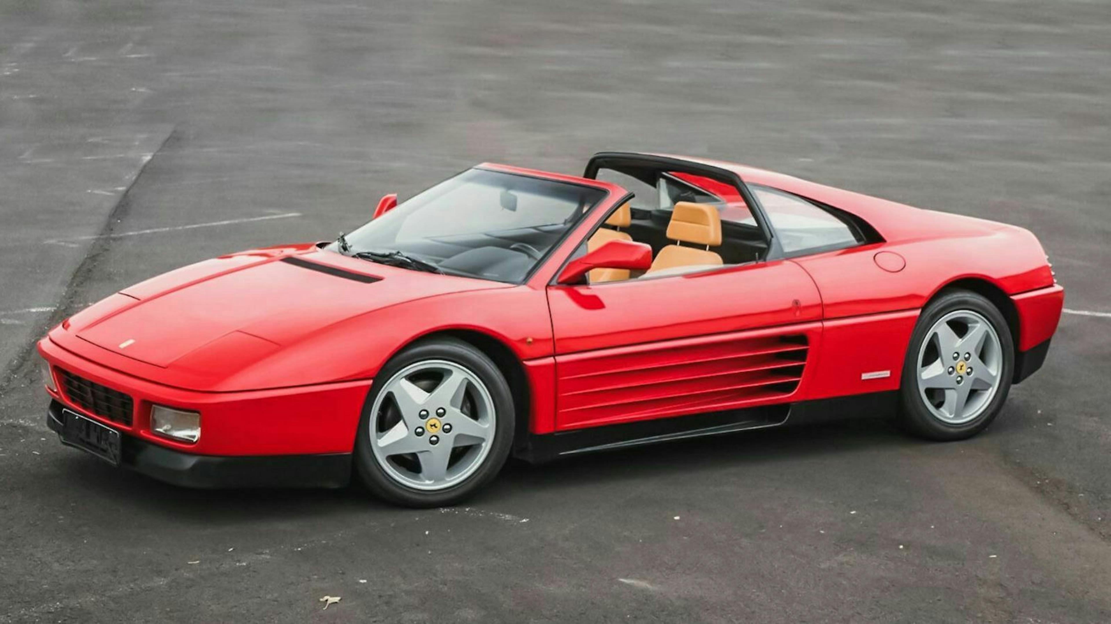 Ferrari 348 in der Seitenansicht, stehend