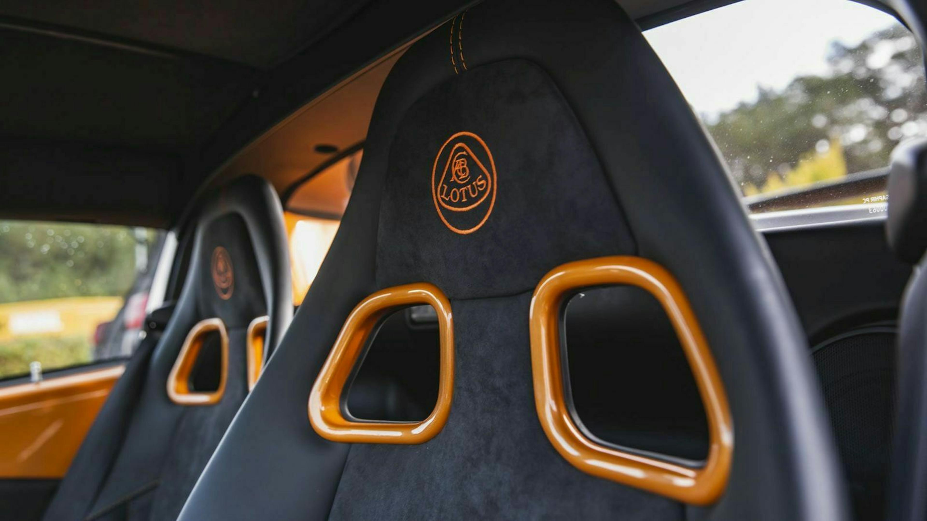 Zu sehen sind die Sitze des Lotus Elise