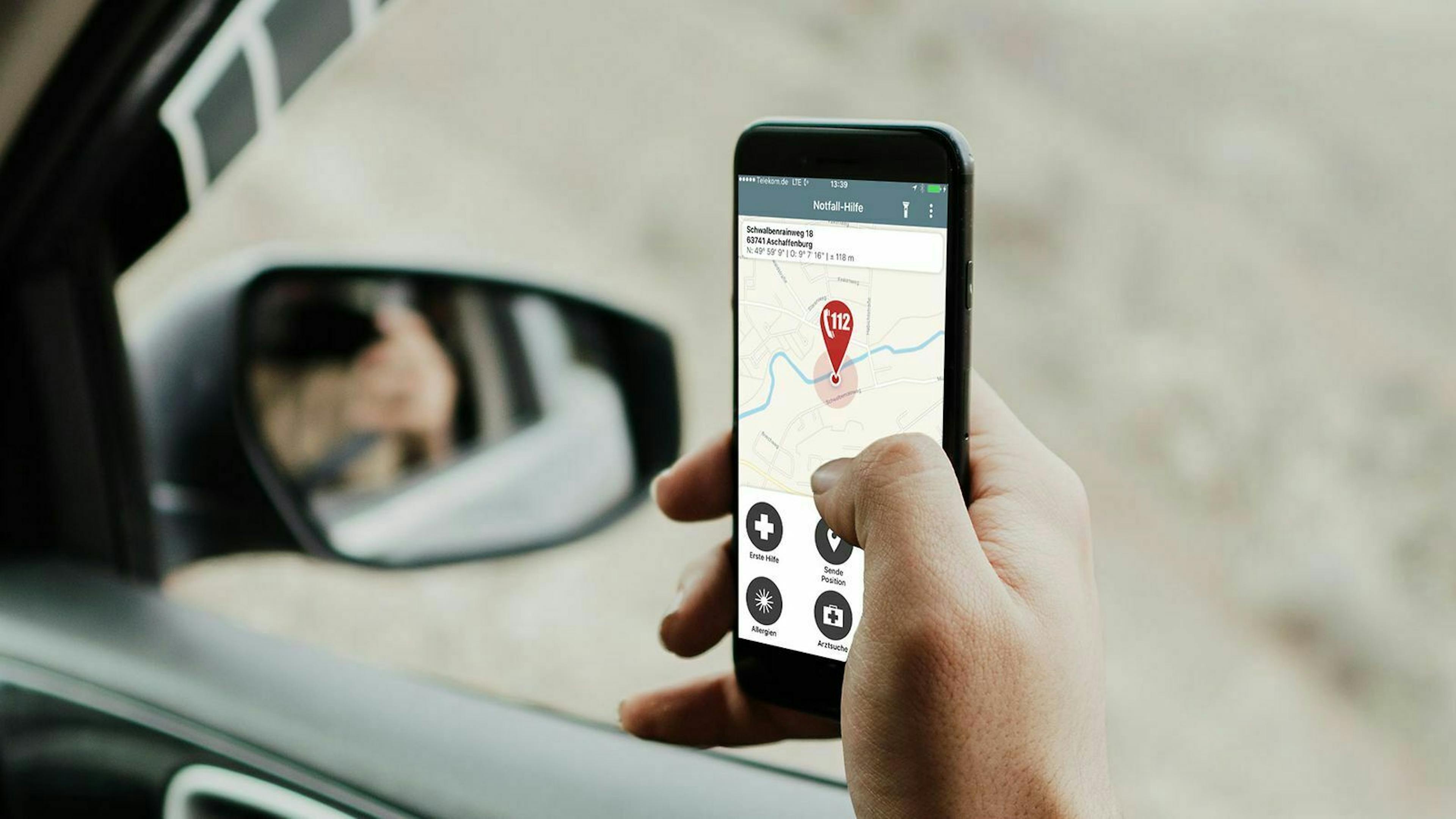 Jemand wählt über die Notfall-Hilfe-App den Notruf.