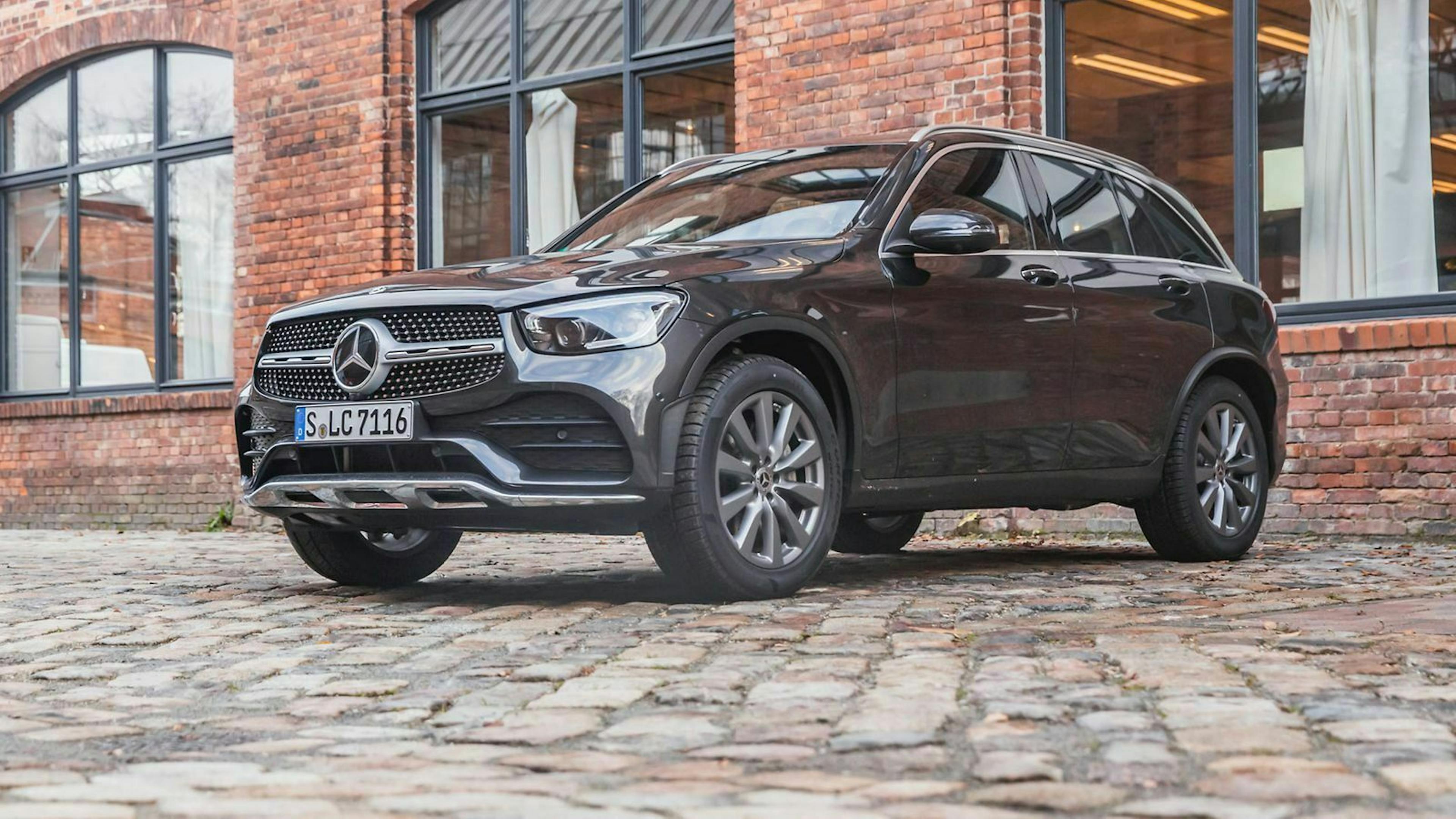 Mercedes 220 d in der Ansicht von vorne rechts, stehend