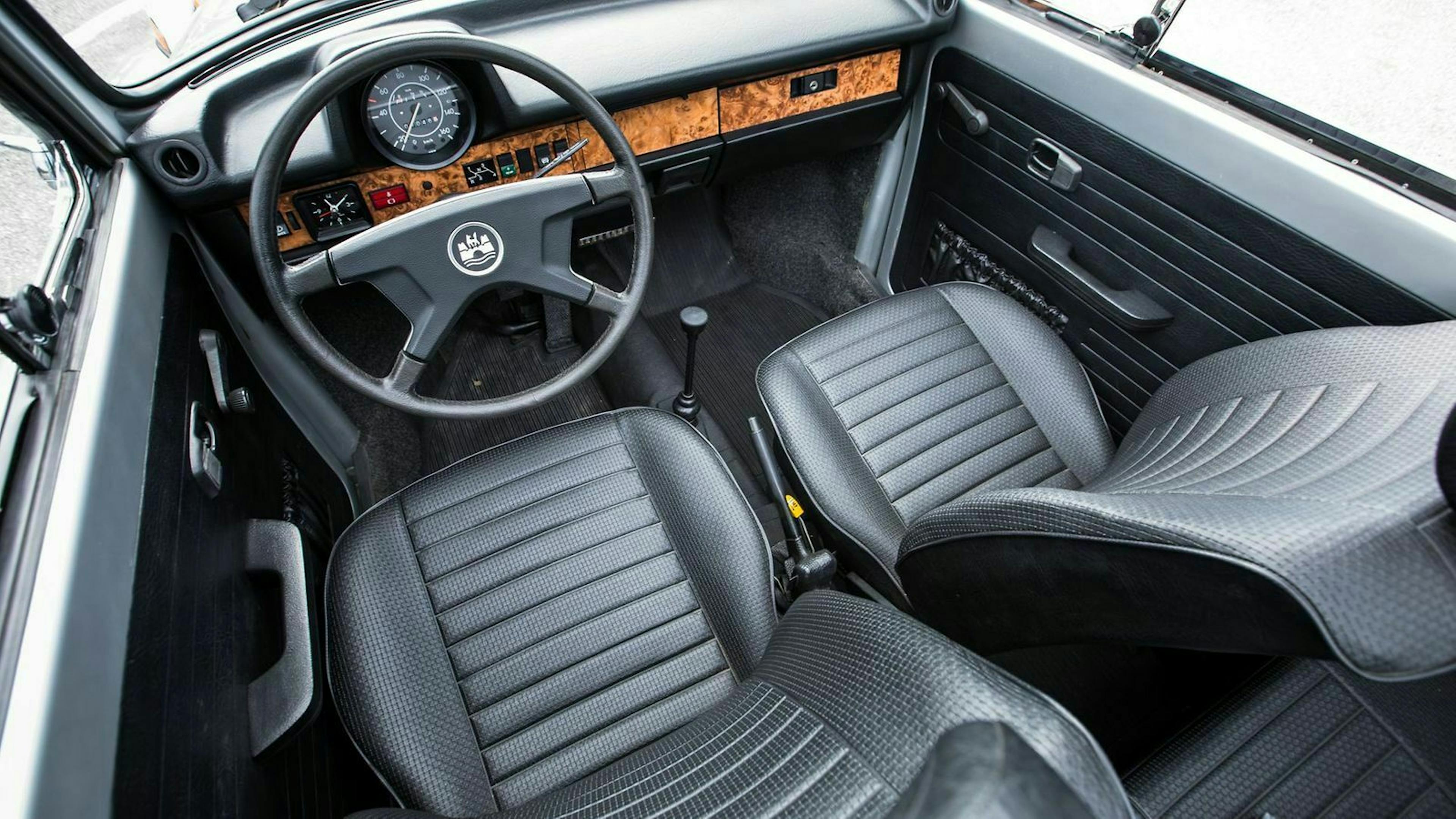 Zu sehen ist das Cockpit des VW Super Beetle Convertible