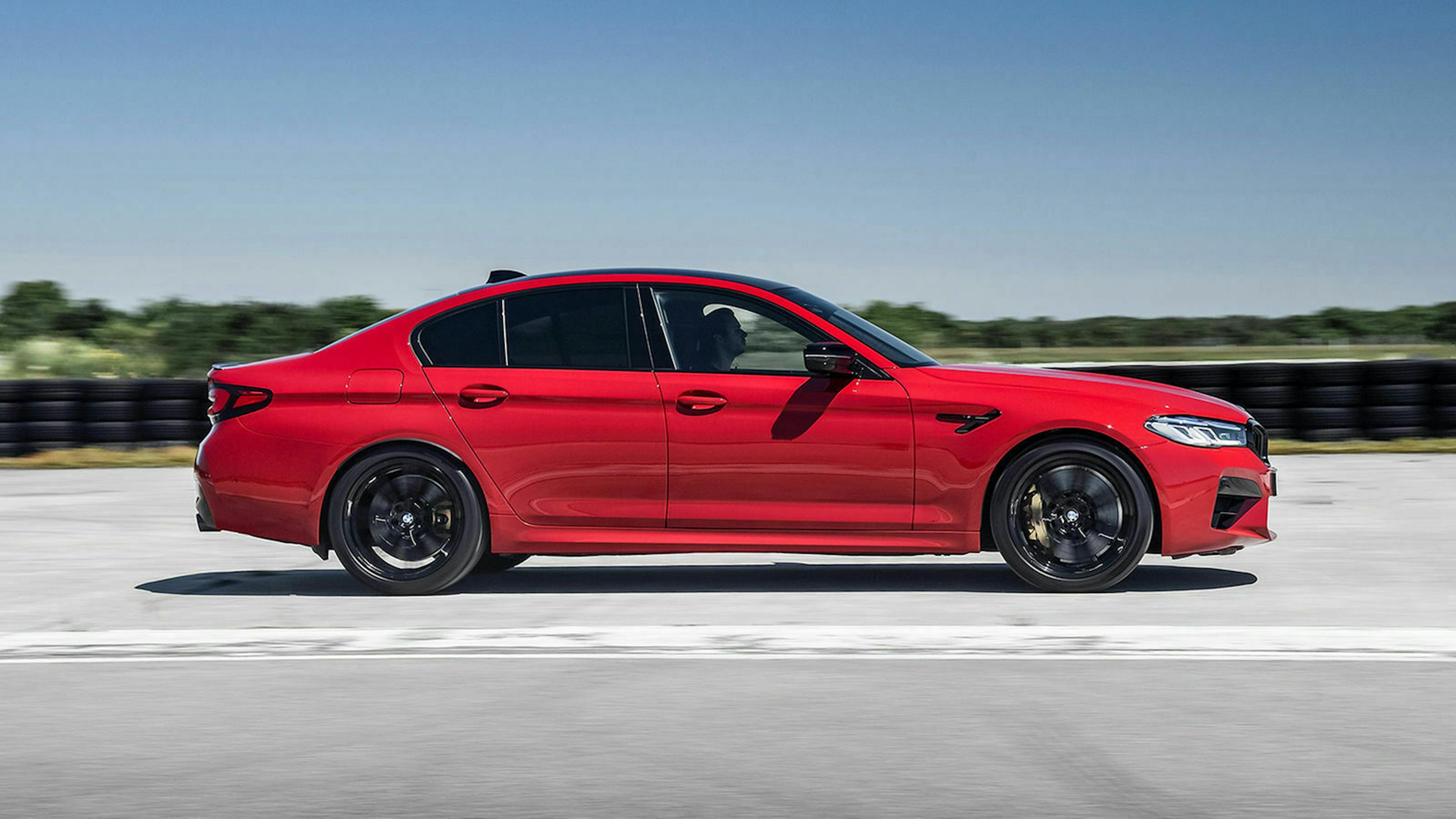 Zu sehen it der neue BMW M5 2020 in seitlicher Position