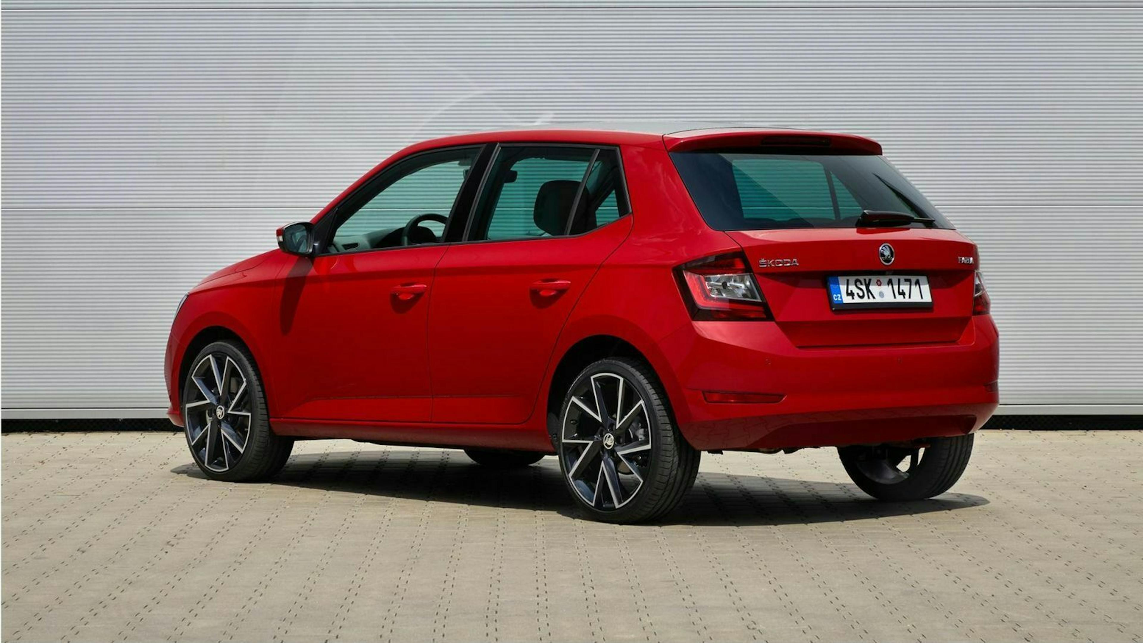 Zu sehen ist der Skoda Fabia von hinten, stehend