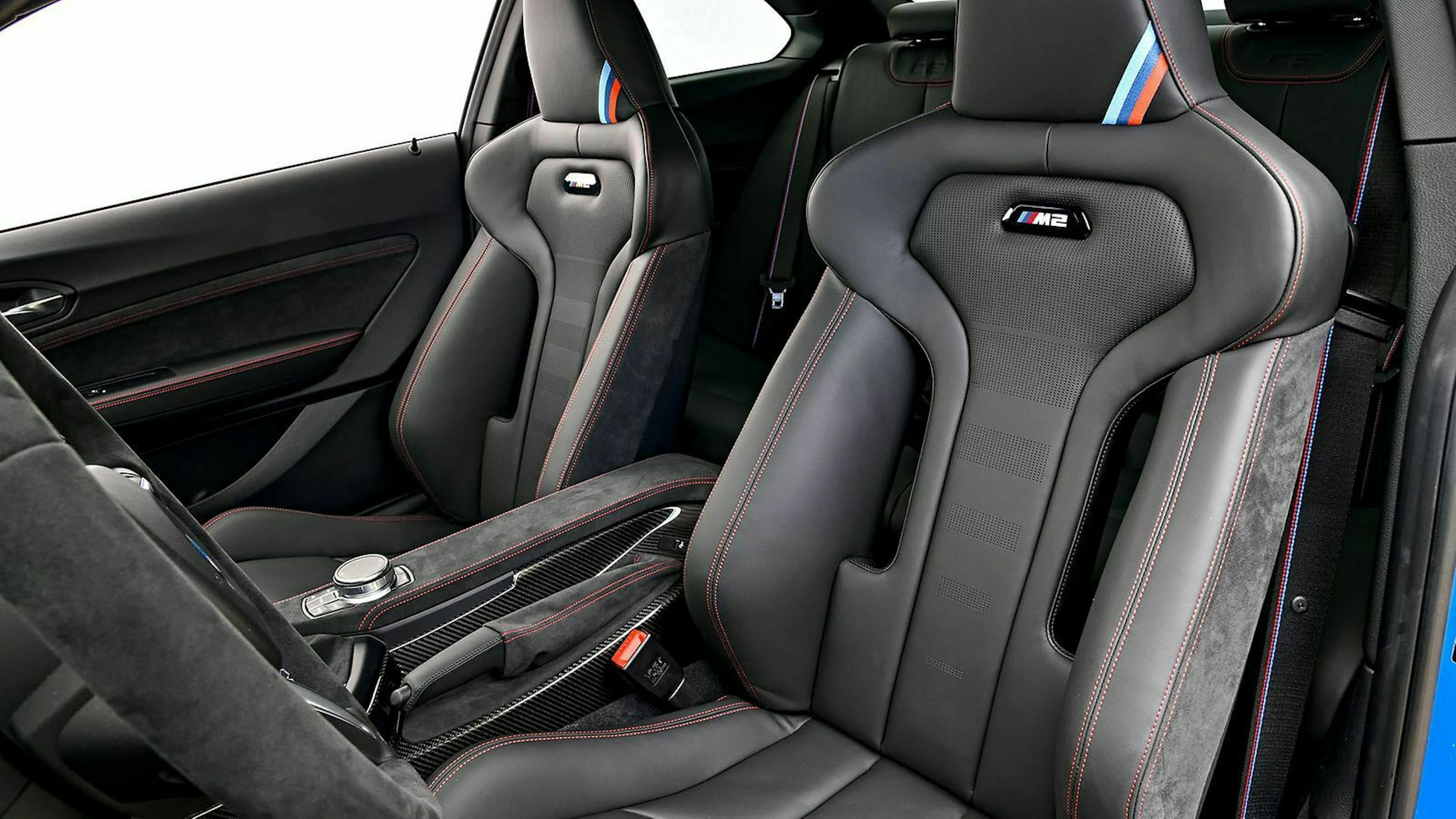 Innenansicht des BMW M2 CS mit Blick auf Fahrer und Beifahrersitz
