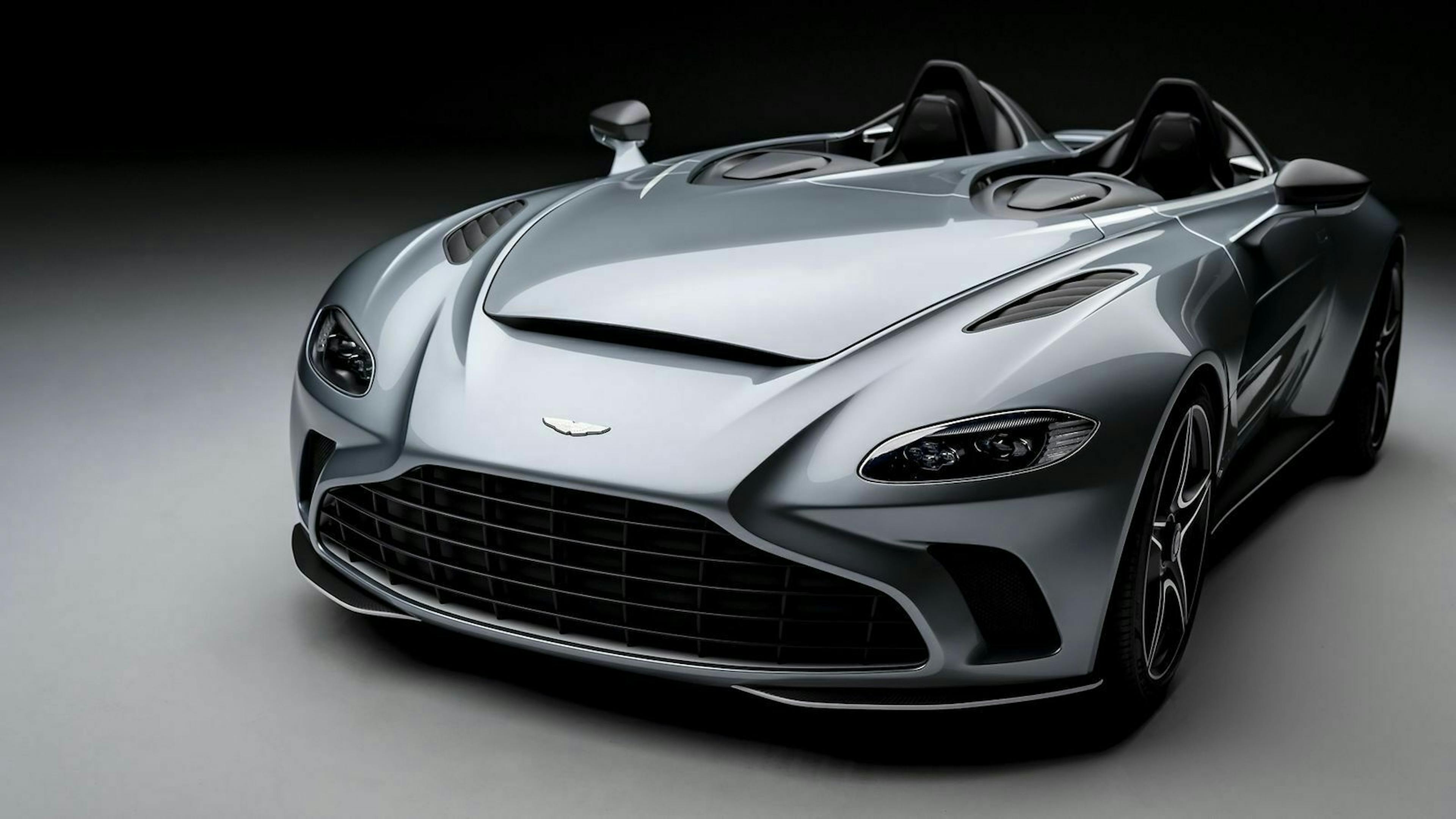 Zu sehen ist der Aston Martin V12 Speedster von vorn