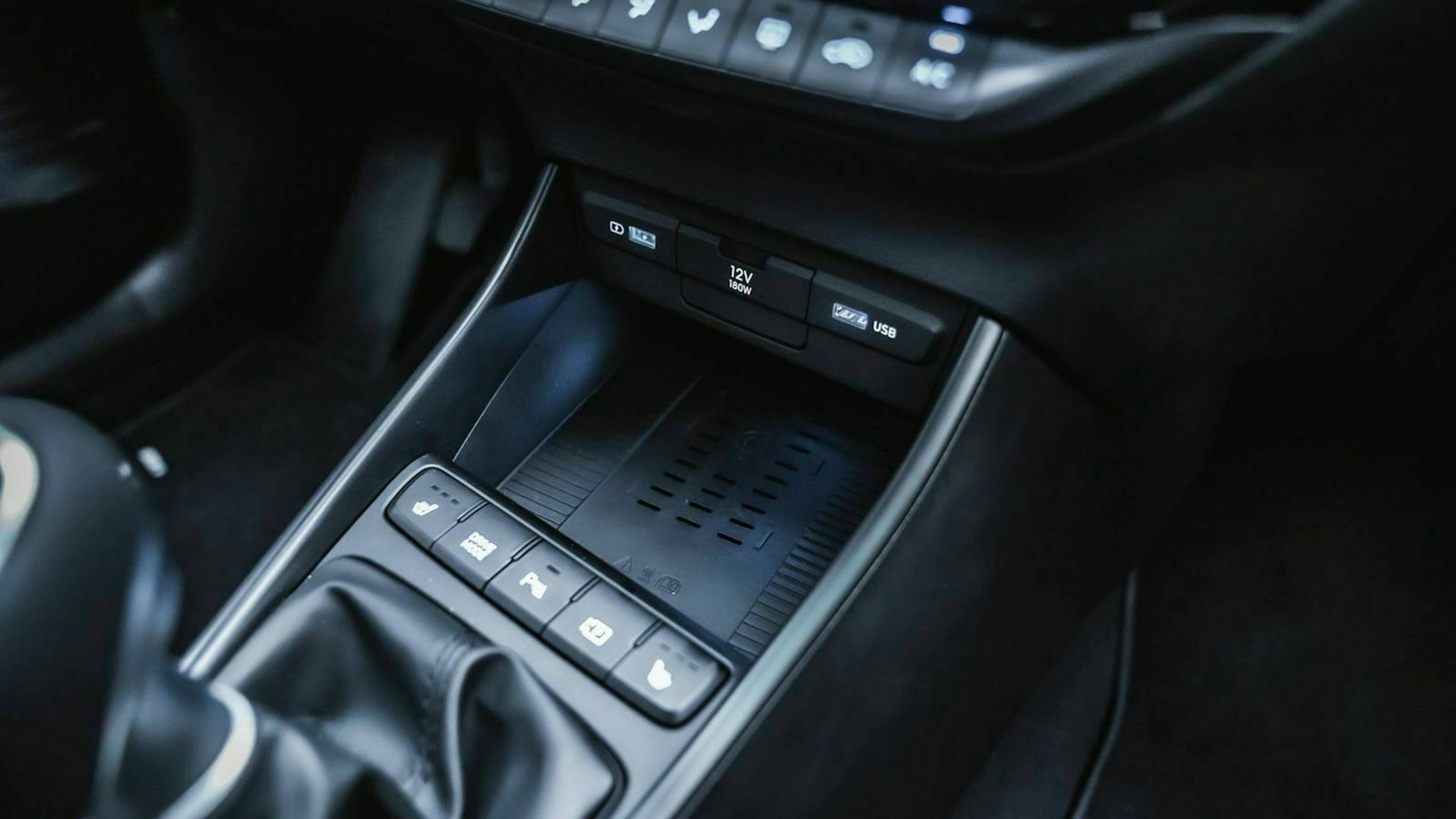 Zu sehen ist ein Smartphone-Ablagefach im Hyundai i20 2020 