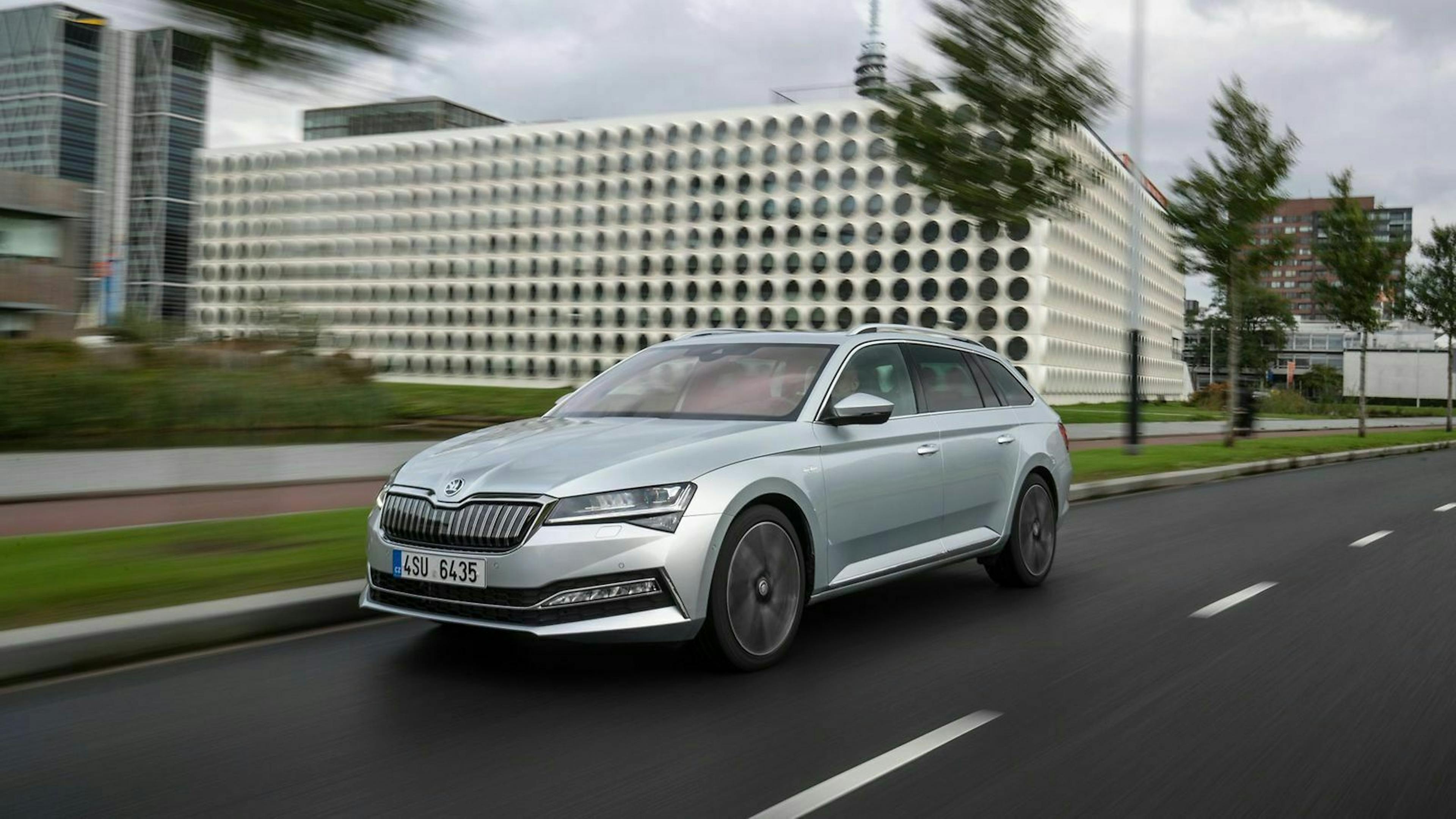 Škoda Superb in der Ansicht von vorne-links