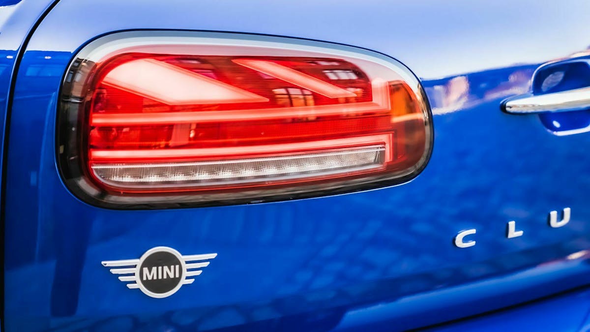 Zu sehen ist der linke Rückscheinwerfer des Mini Cooper S Clubman