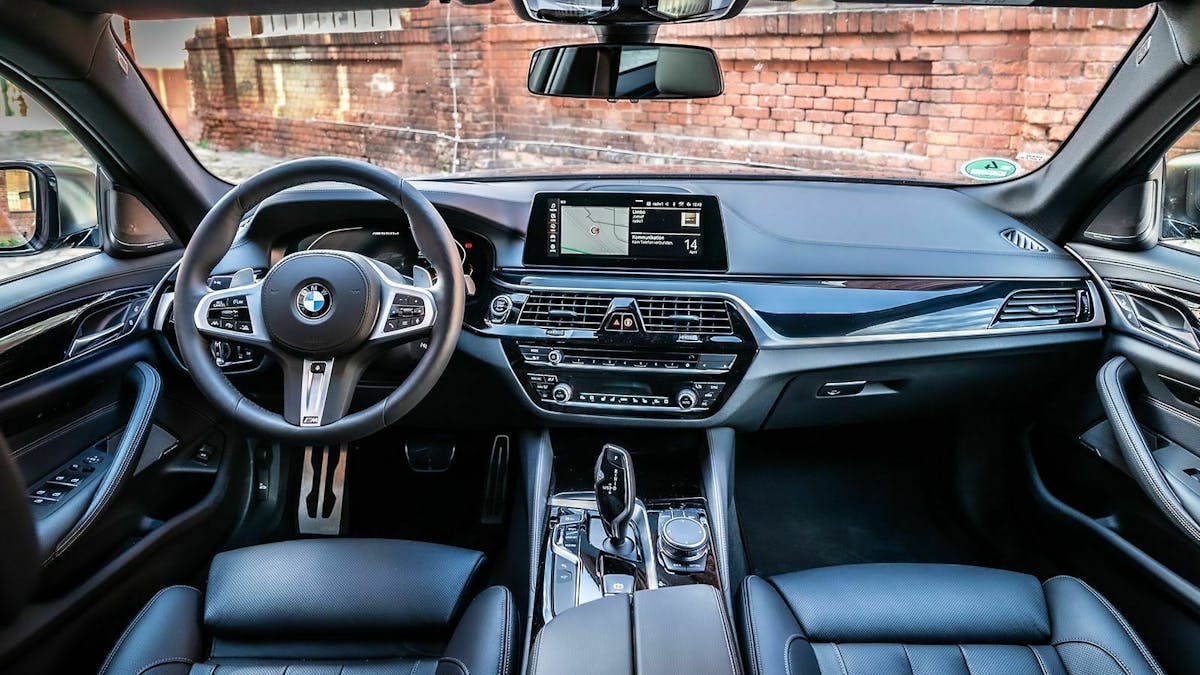 Zu sehen ist das Cockpit des BMW M550d xDrive Touring