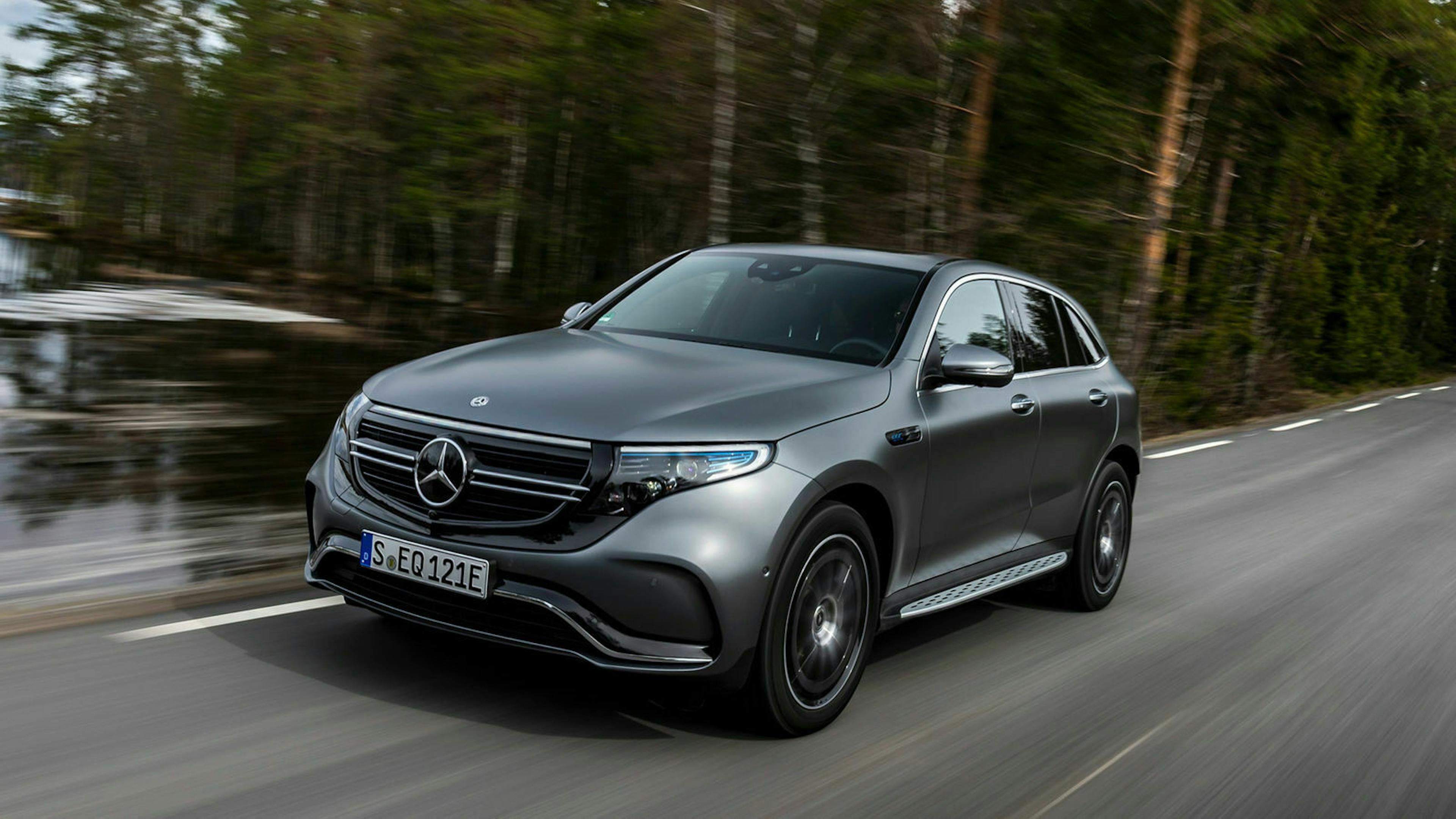 Mercedes EQC im Fahrbericht: Zwei Elektromotoren beschleunigen das E-Mobil mit 408 PS