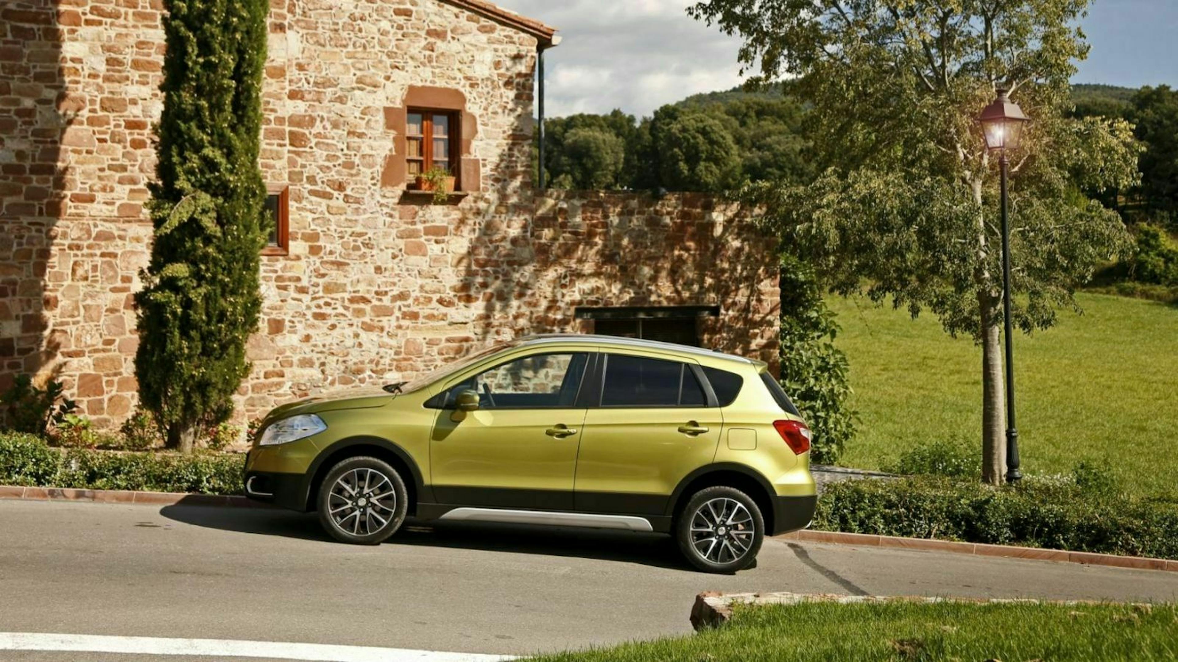 Zu sehen ist der Suzuki SX4 Cross in der seitlichen Position