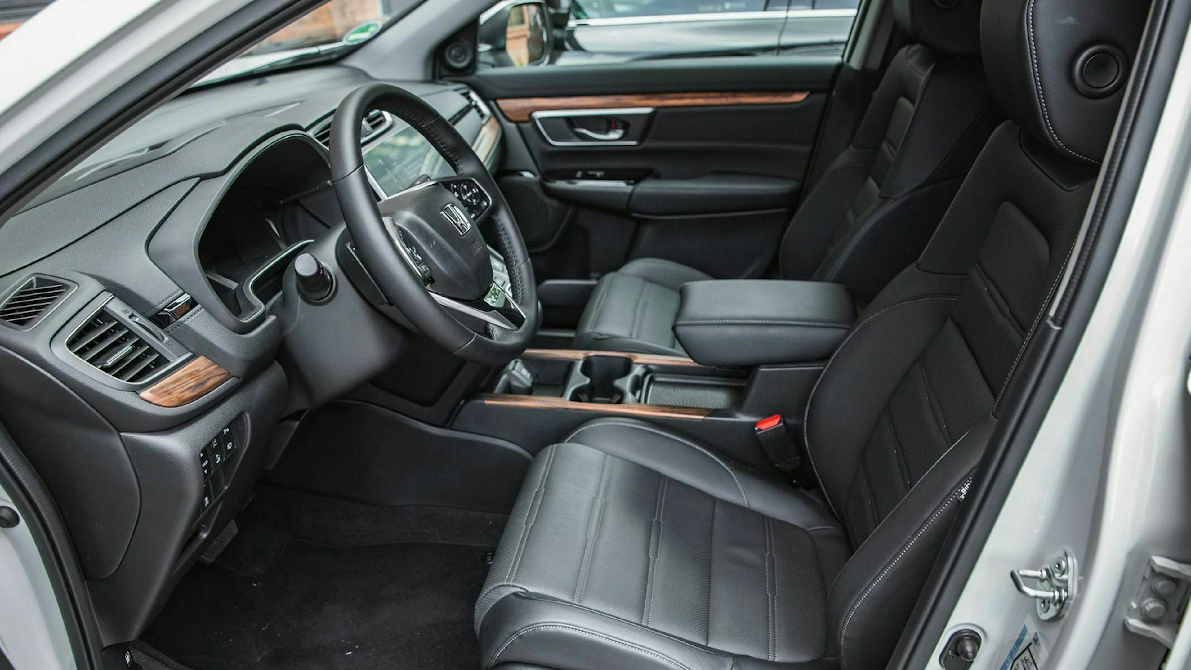 Der Innenraum des Hondas wirkt im vergleich zum Lexus bieder