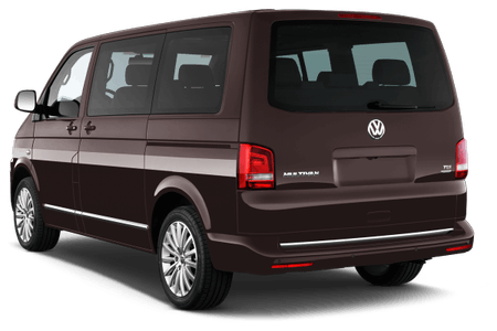 Brauner VW Multivan von hinten, geparkt mit sichtbaren Fenstern und Rücklichtern.