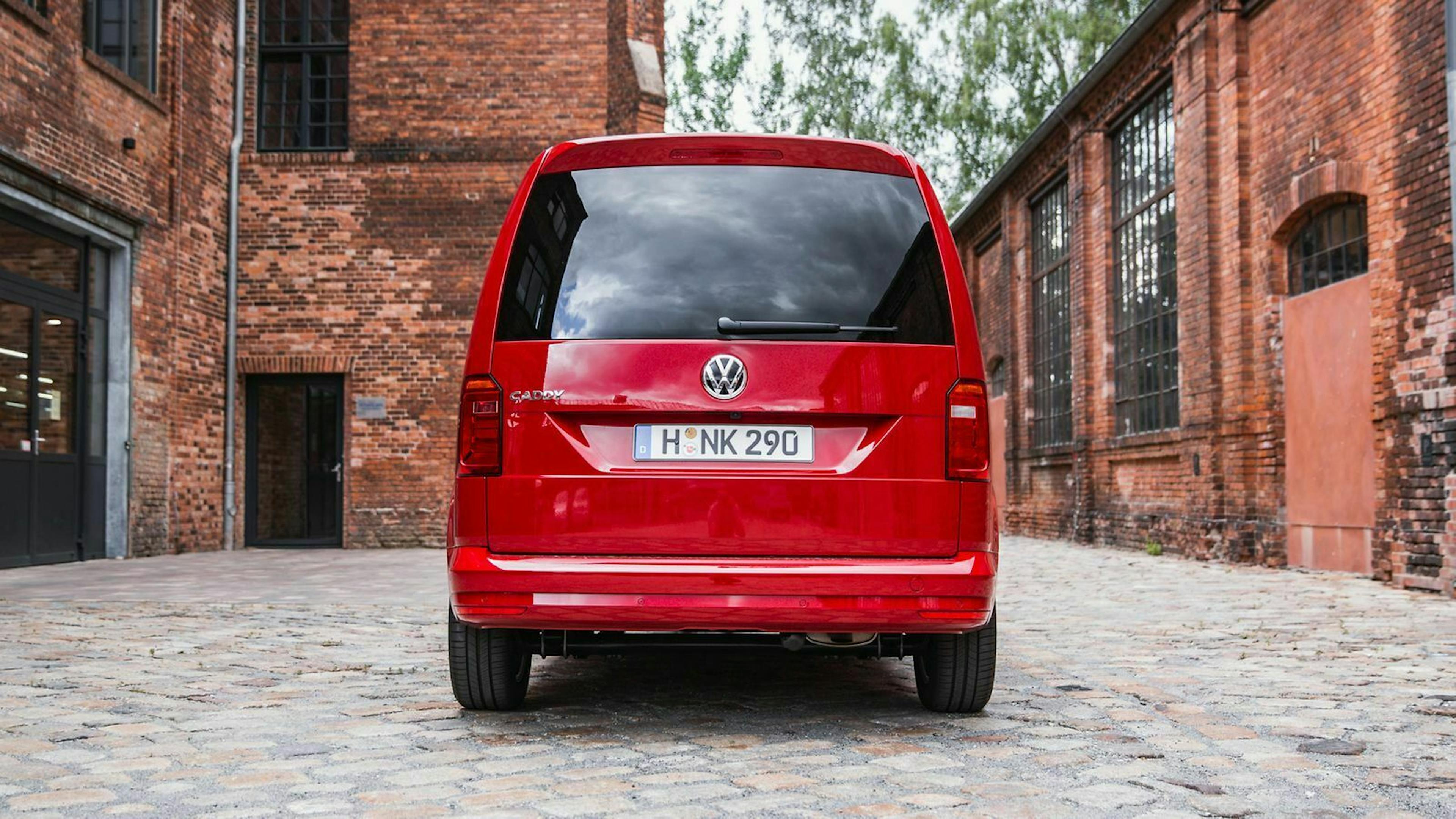 Ein roter VW Caddy in der Heckansicht