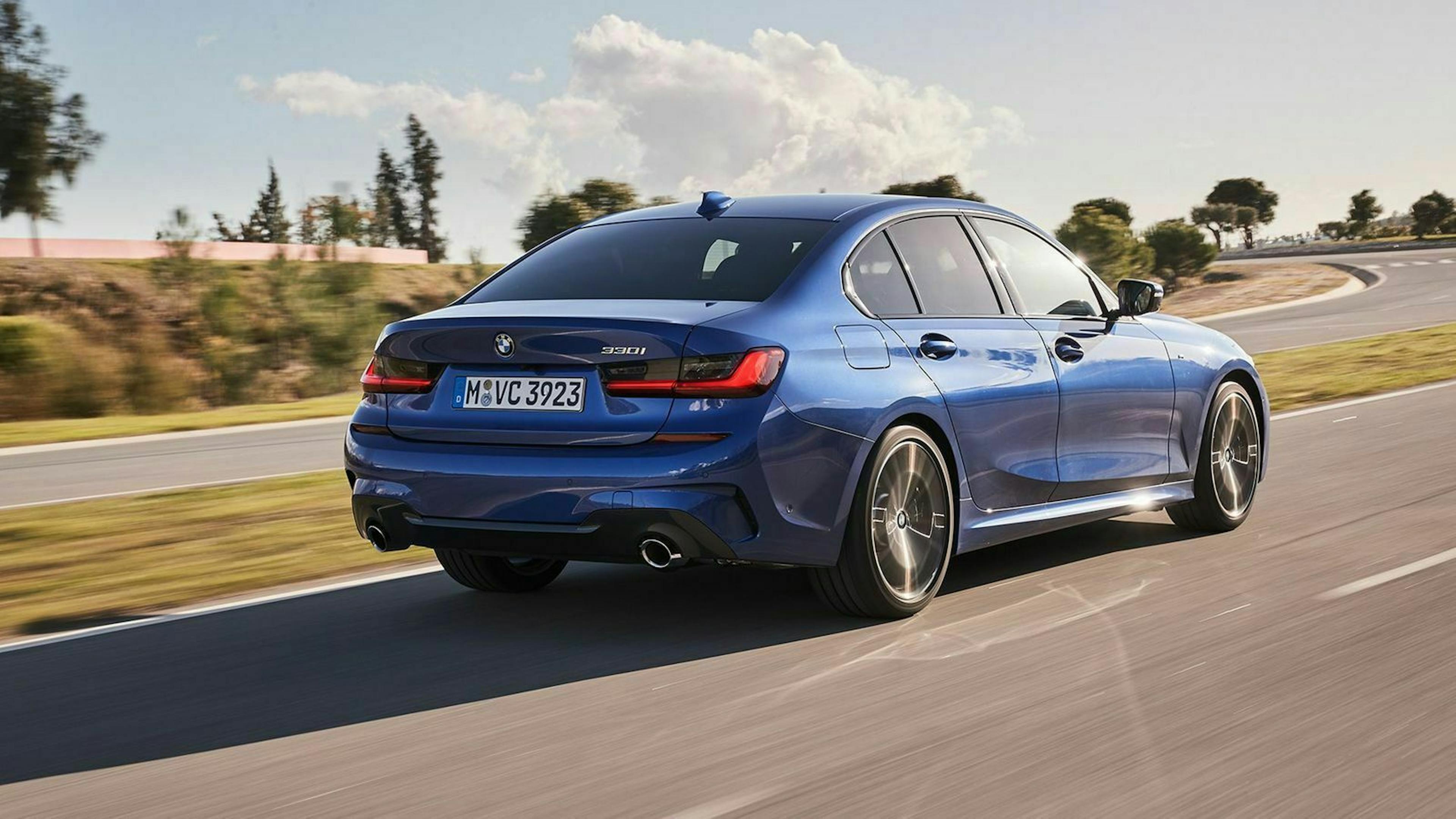 Zu sehen ist der 3er BMW von hinten