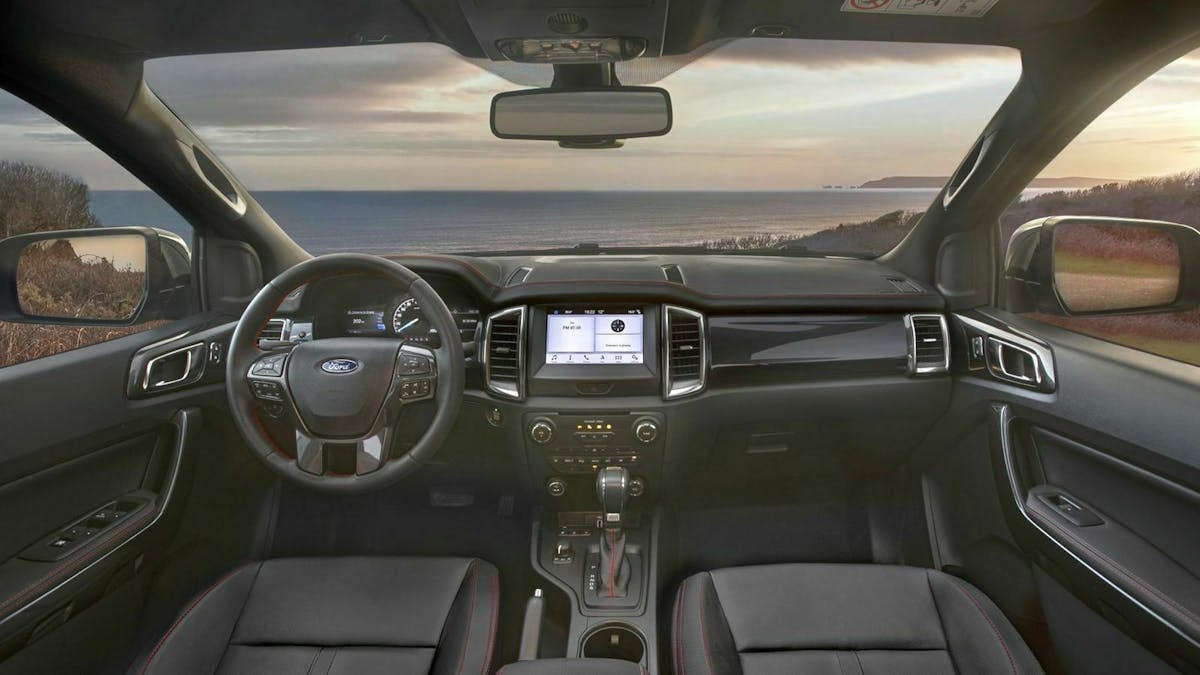 Zu sehen ist das Cockpit des Ford Ranger Thunder 2020