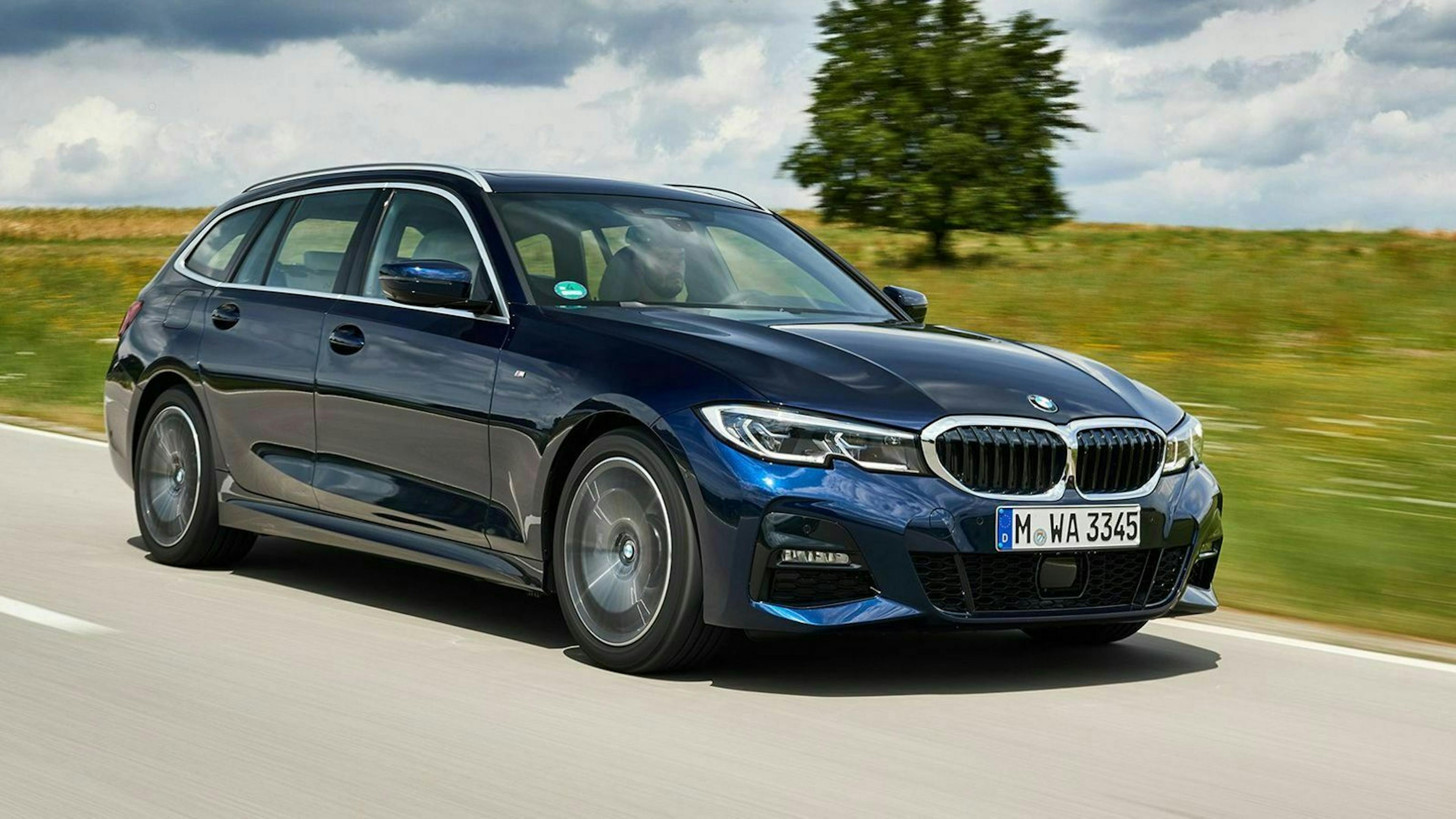 Zu sehen ist der 3er BMW Touring von vorne