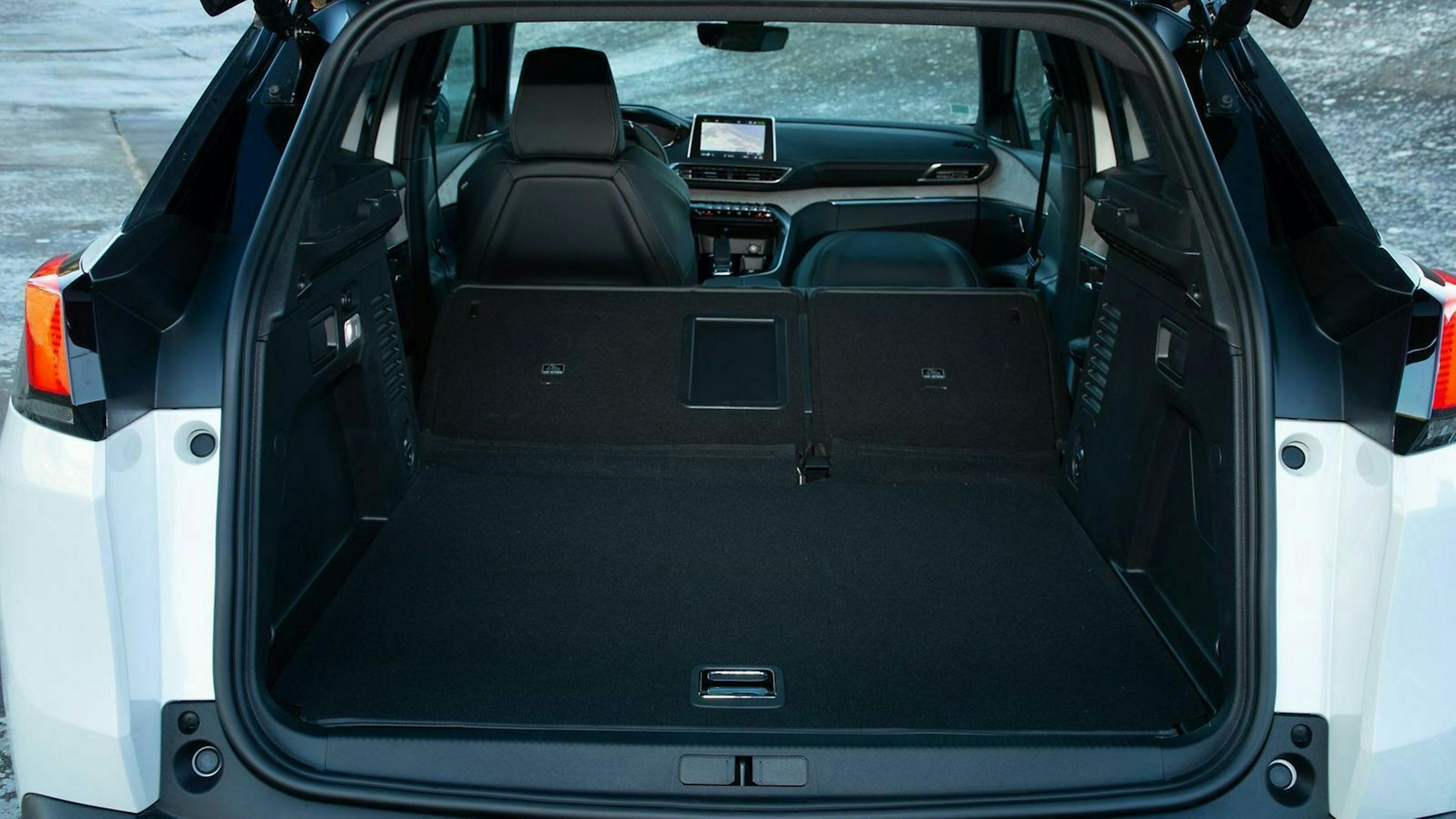 Zu sehen ist der Kofferraum des Peugeot 3008 Hybrid4