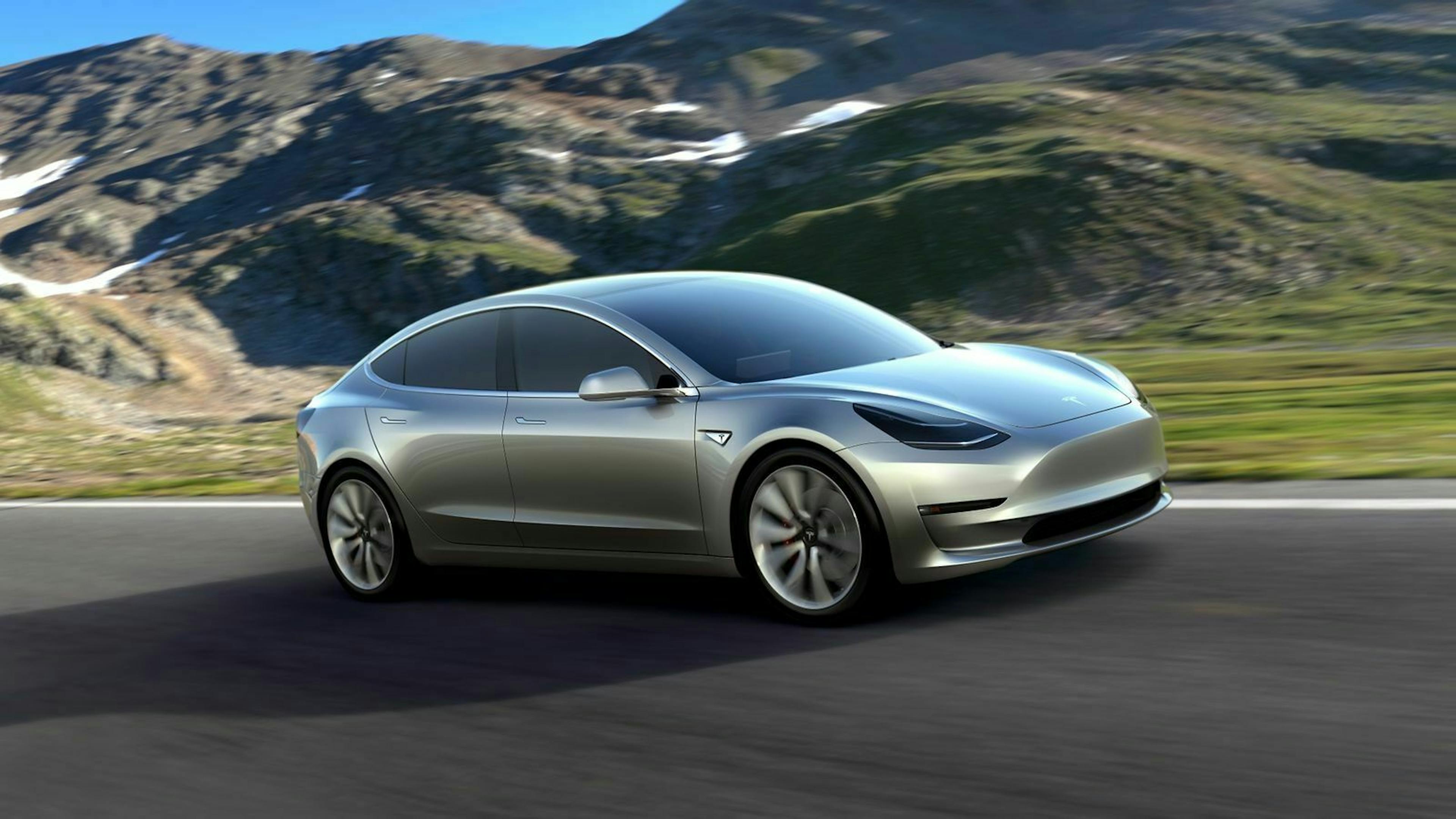 Tesla Model 3 in der Seitenansicht, fahrend