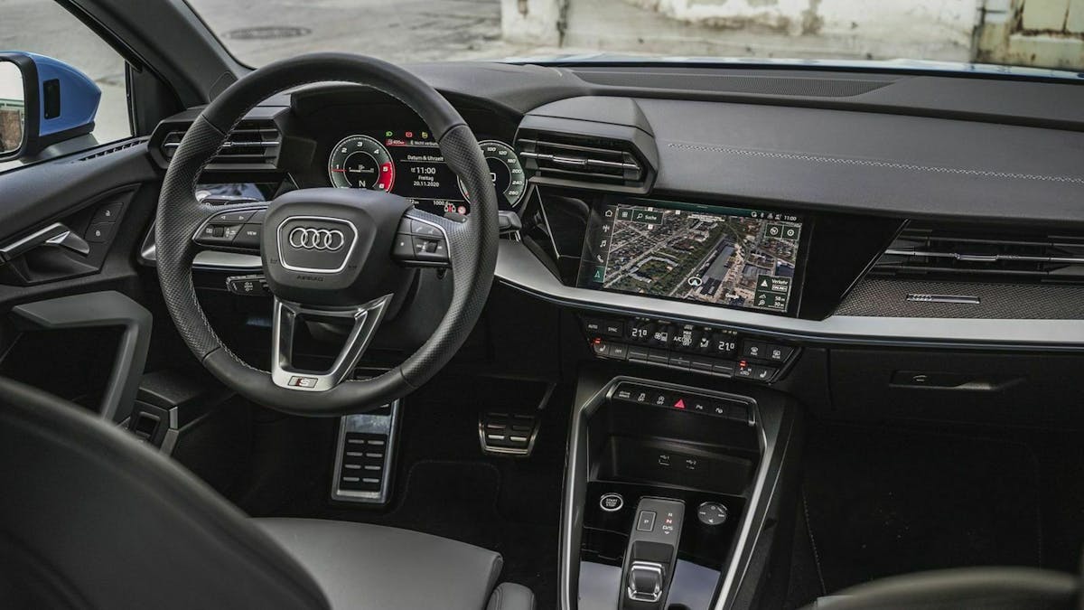 Zu sehen ist das Cockpit der Audi A3 Limousine 
