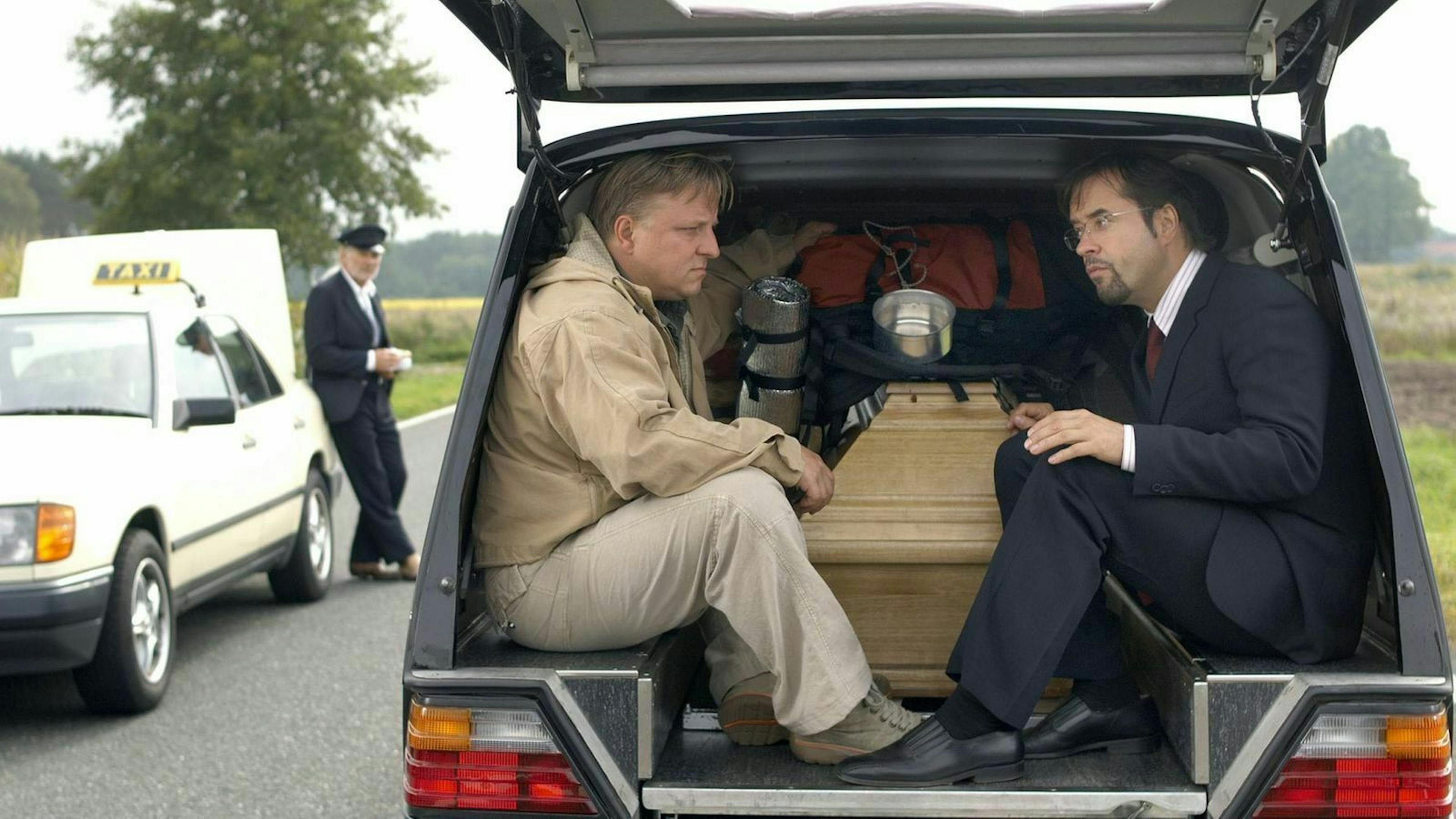 Zu sehen sind zwei Tatortkommissare im Kofferraum eines Leichenwagens